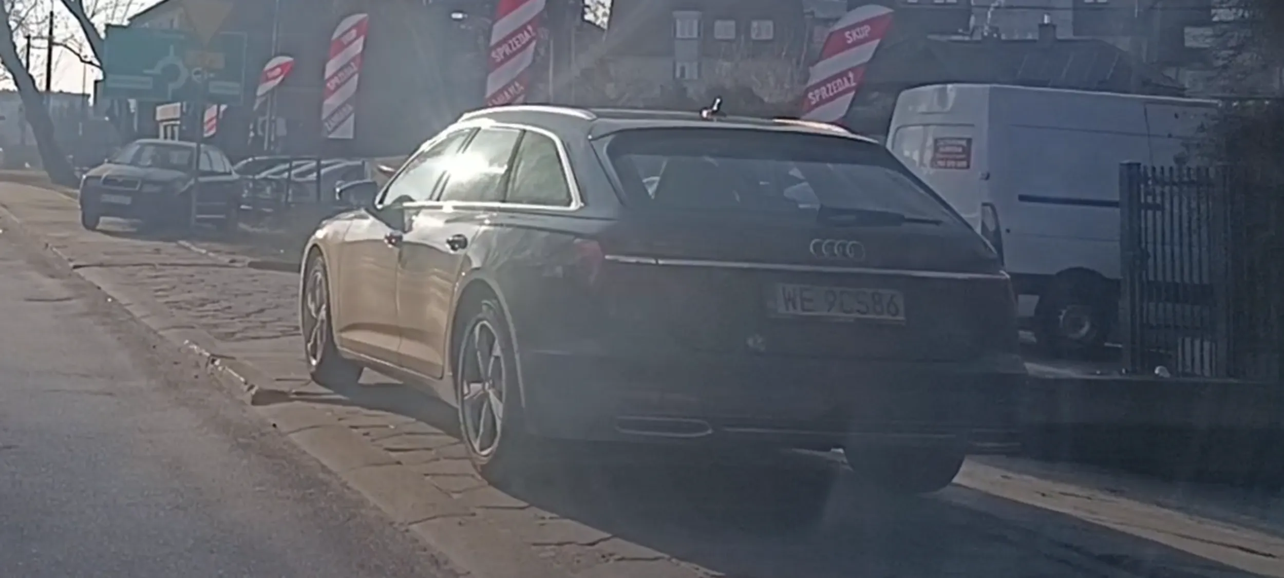 Bandyta drogowy zaparkował na środku chodnika. Wariat jakiś.