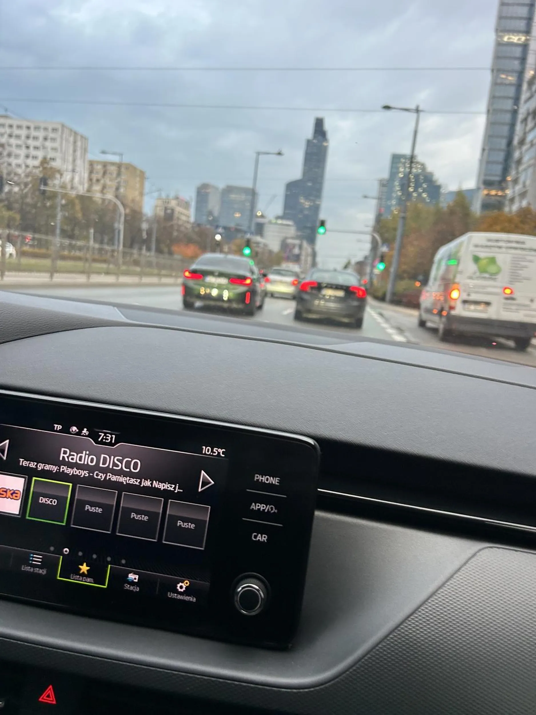 Typowy kierowca BMW brak kierunkowskazów wszystkie pasy jego . Słabe zdjęcie z numerem ale jest kolor i trzeba na niego uważać