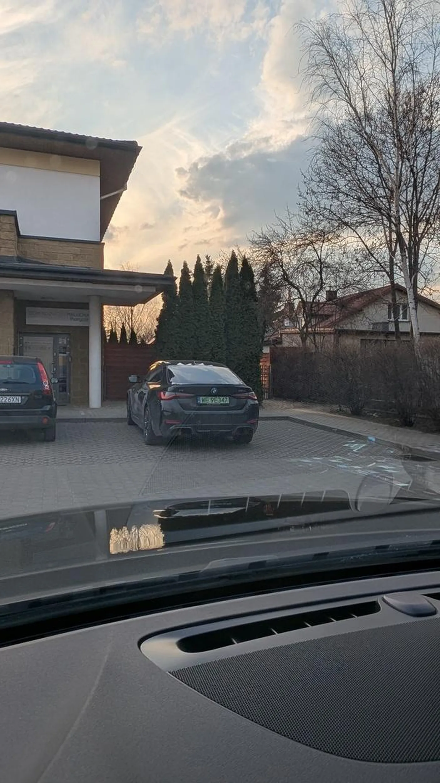 Oczywiście typowy kierowca BMW. Lepiej na środku zaparkować