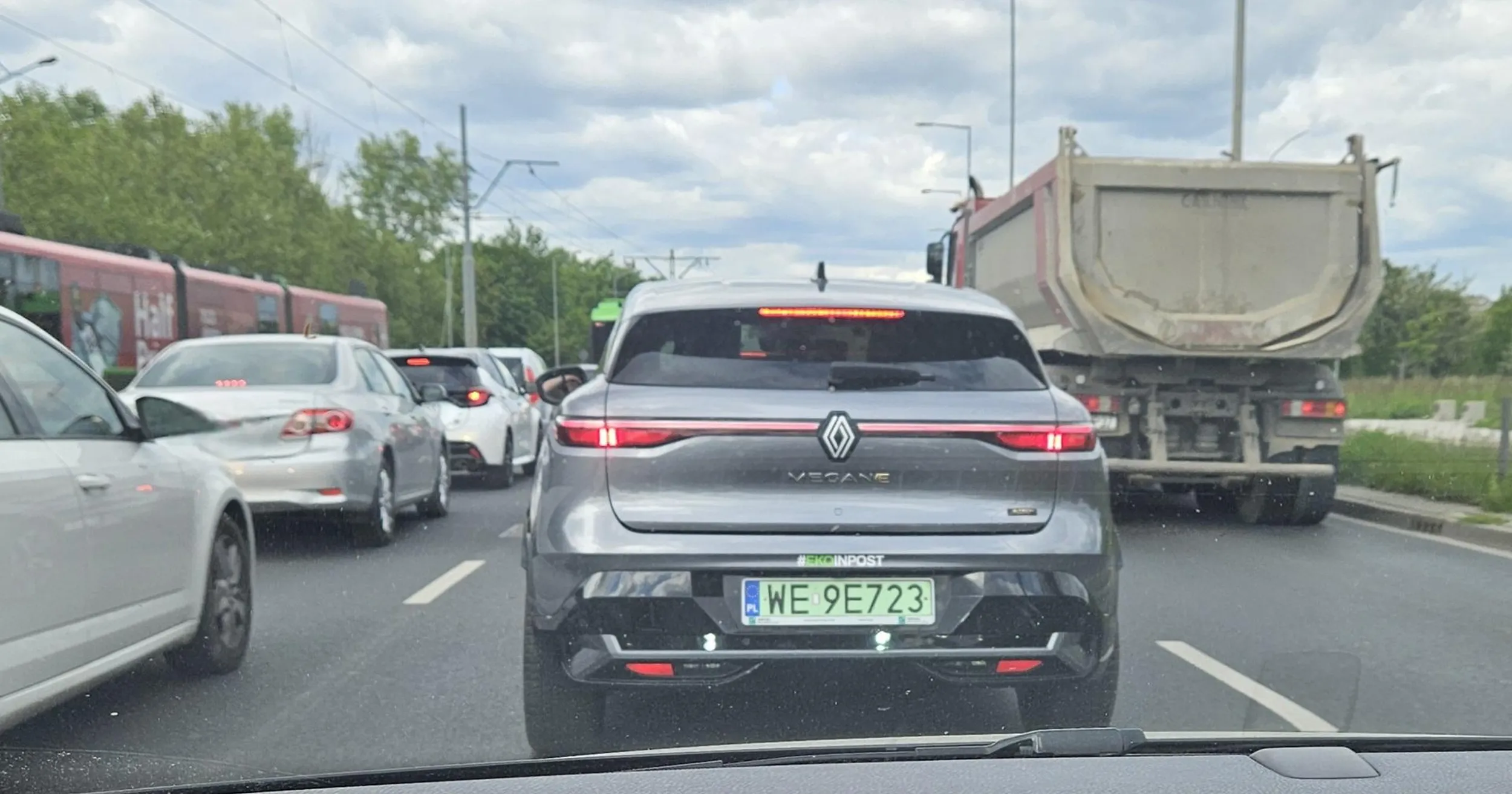 Śmiecenie w miejscu publicznym, wyrzucenie niedopałka śmierdzącego papierosa na drogę, jeszcze się dobrze żarzył.