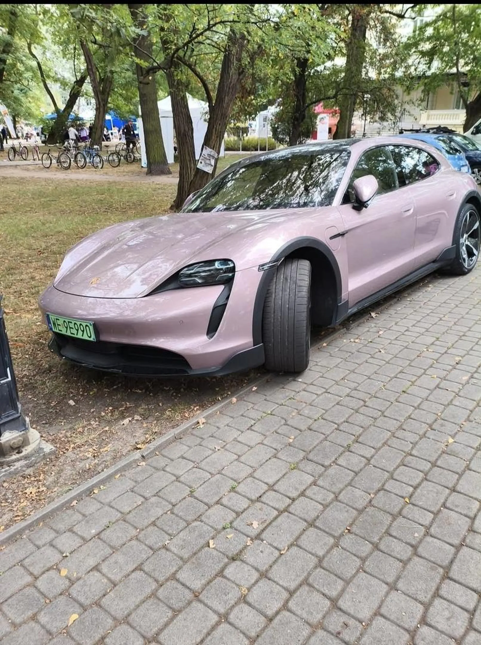 Jazda po chodniku, parkowanie na trawniku na eko pikniku. Jednym wolno innym nie. Wstyd!