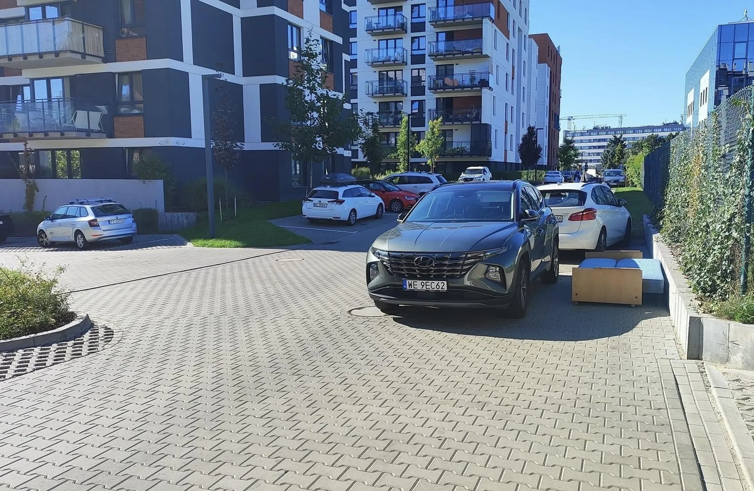 Parkuje w niedozwolonym miejscu na osiedlu Miasteczko Jutrzenki