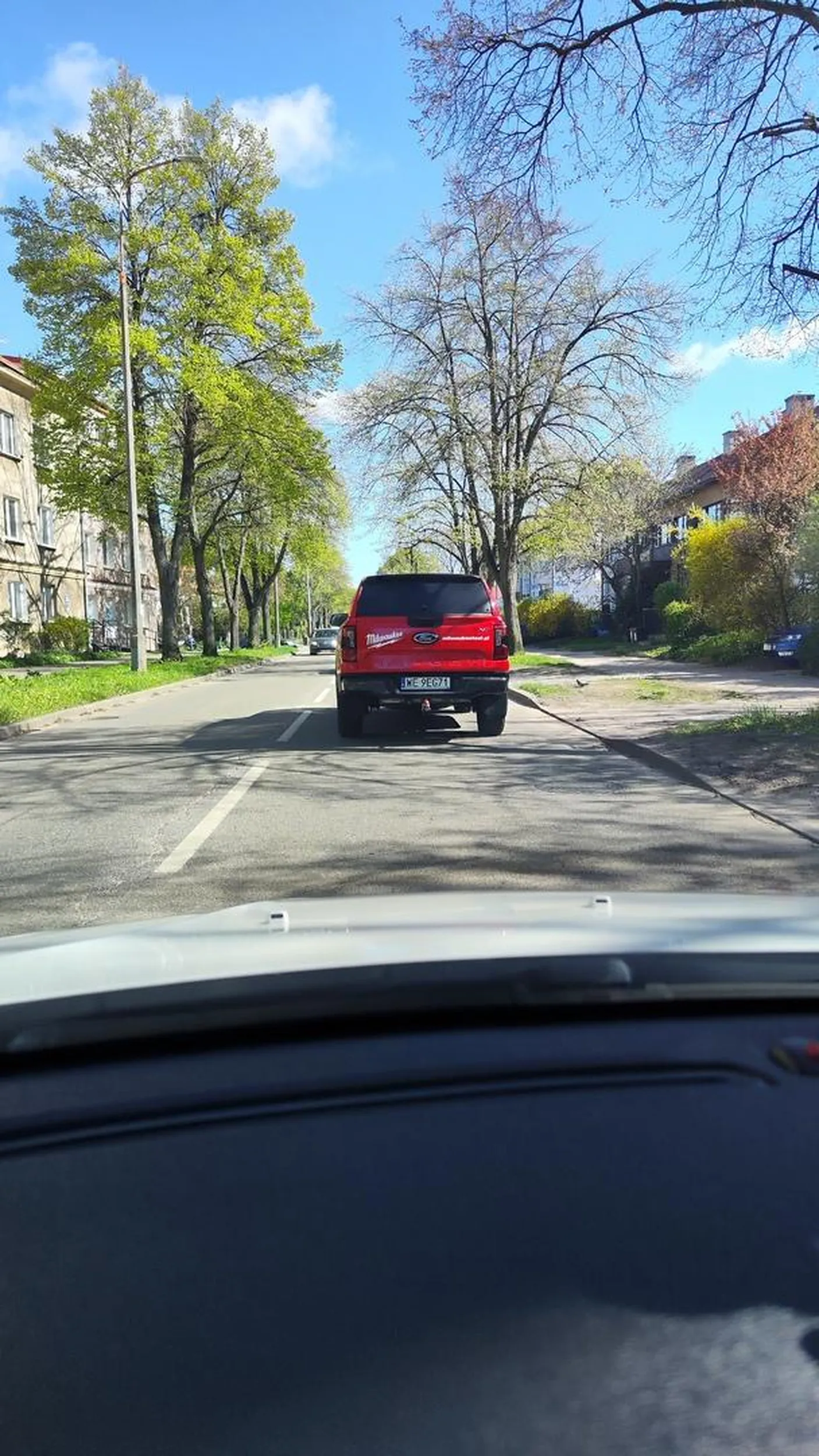 Wjeżdża na skrzyżowanie pomimo braku przepustowości i blokuje ruch. Raczej nie rozumie, że przepuszcza się tych, którzy mają zielone.