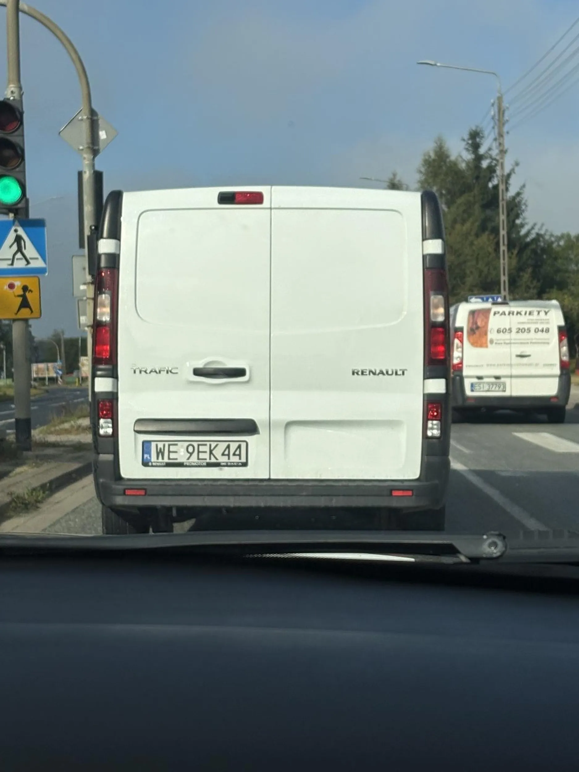 Wariat lamie wszystkie przepisy ruchu drogowego, wychamowuje, na lewoskręcie jedzie prosto i zdecydowanie przekracza prędkość.