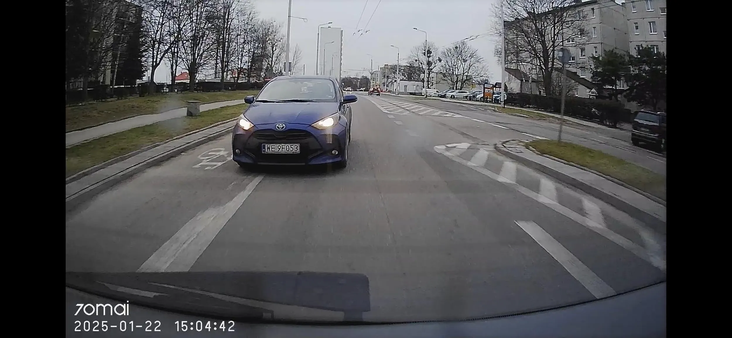 Agresywny kierowca próbuje wyprzedzać na drodze dla rowerów, i drodze wyłączonej z ruchu, mając pretensje do innych kierowców którzy korzystają ze zjazdów zgodnie z przepisami. I śmiesznie macha rękami nie pozdrawiam