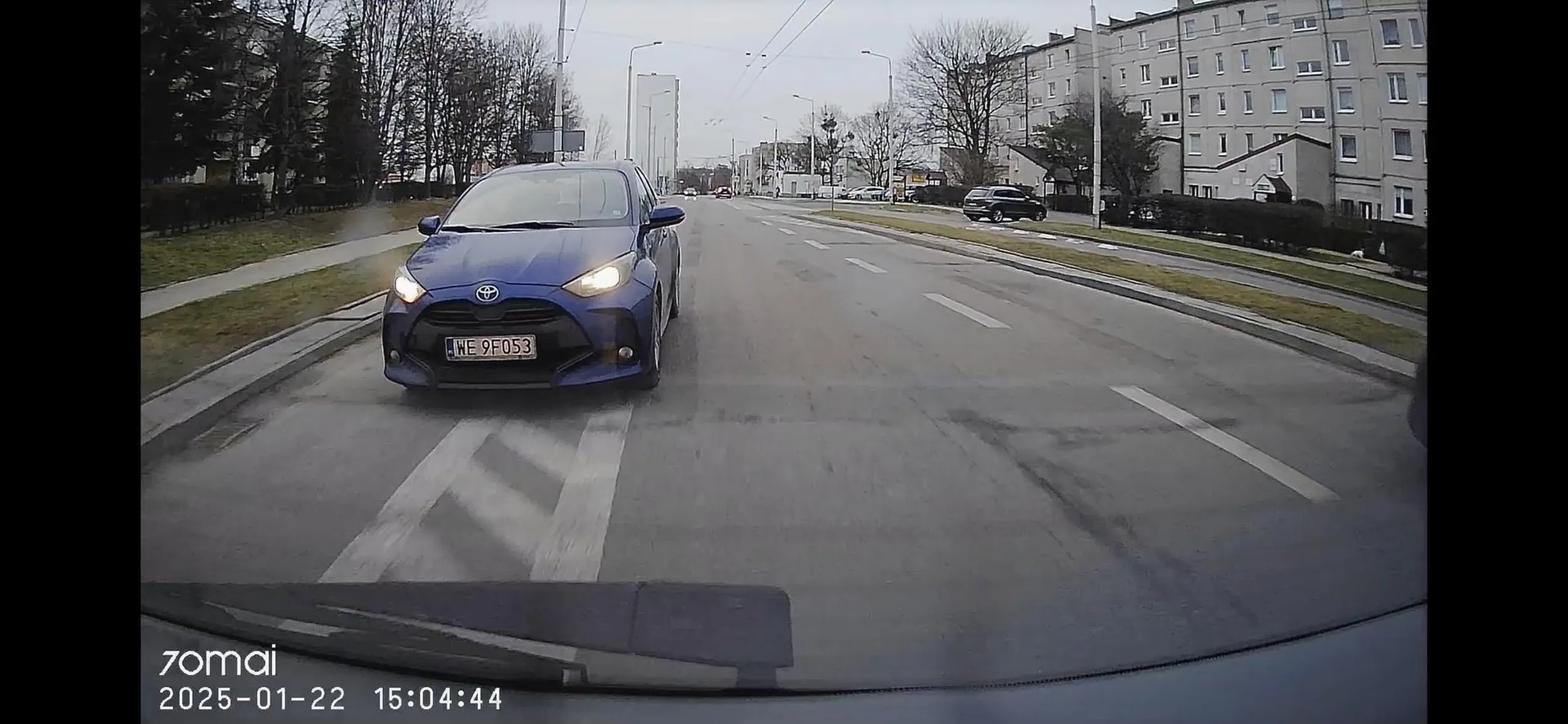 Agresywny kierowca próbuje wyprzedzać na drodze dla rowerów, i drodze wyłączonej z ruchu, mając pretensje do innych kierowców którzy korzystają ze zjazdów zgodnie z przepisami. I śmiesznie macha rękami nie pozdrawiam