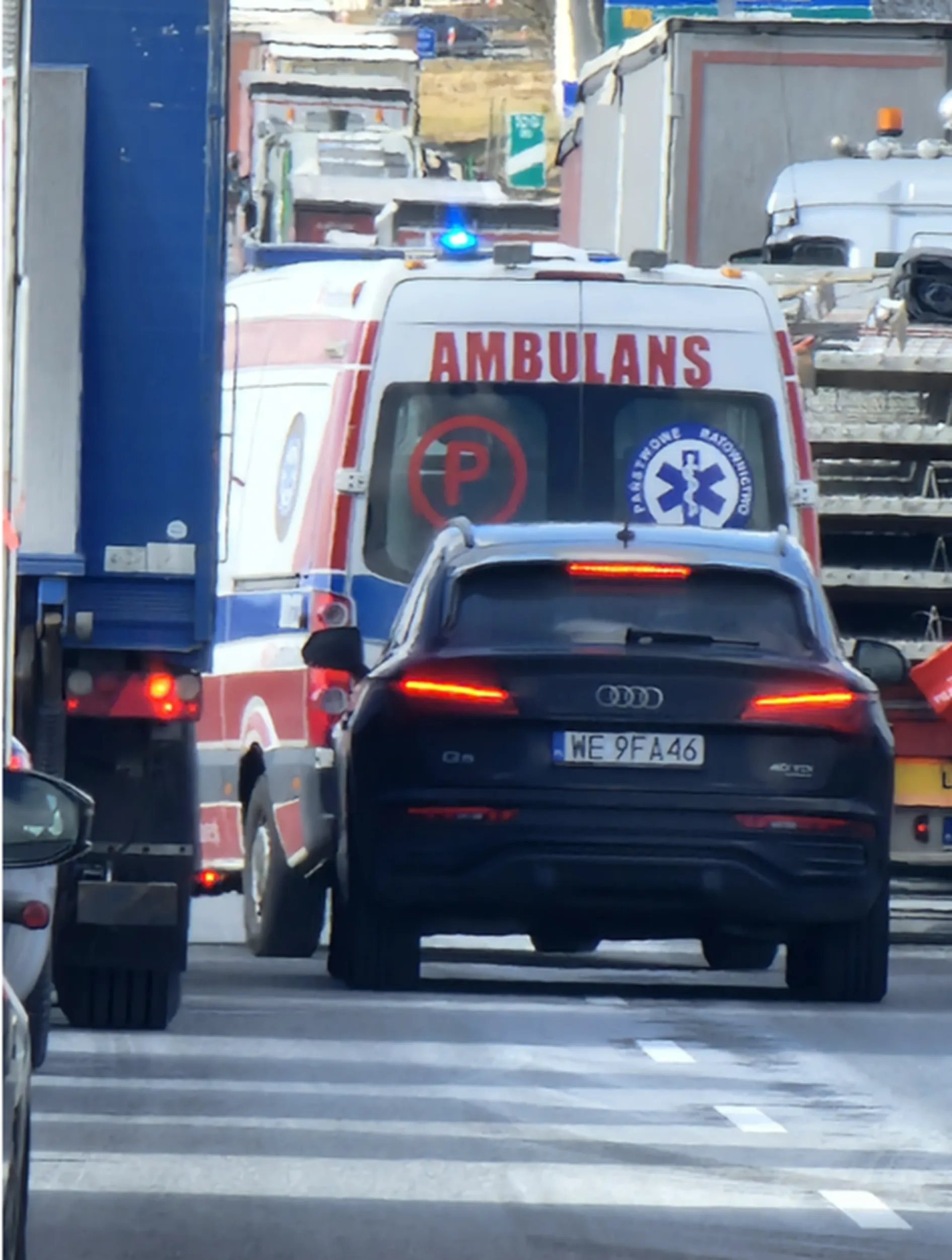 Łysy śmieć, który podłącza się pod karetkę i blokuje korytarz życia. Ha tfu na ciebie odpadzie