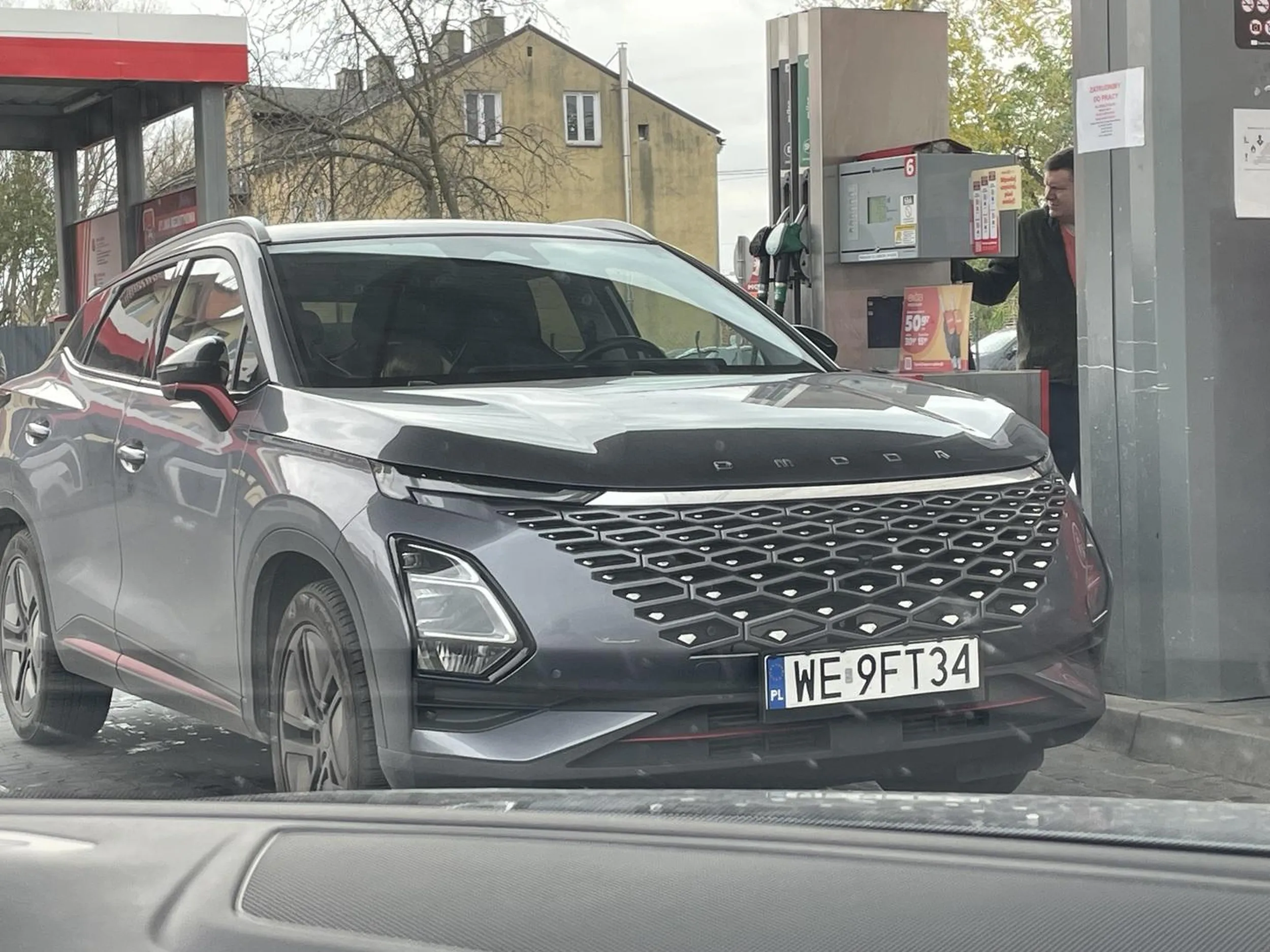 Kierowca buc - podjeżdża na stacji benzynowej do dystrybutora omijając długą kolejkę samochodów. Chamskie zachowanie i wulgarne odzywki na zwrócenie uwagi.