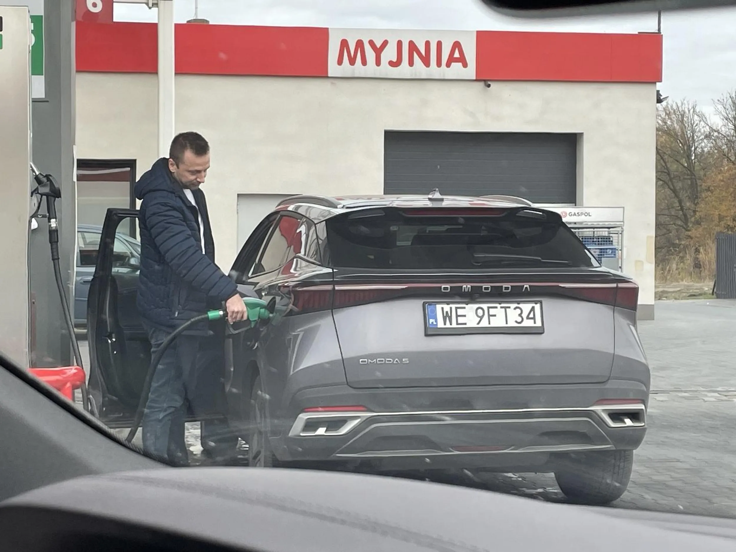 Kierowca buc - podjeżdża na stacji benzynowej do dystrybutora omijając długą kolejkę samochodów. Chamskie zachowanie i wulgarne odzywki na zwrócenie uwagi.