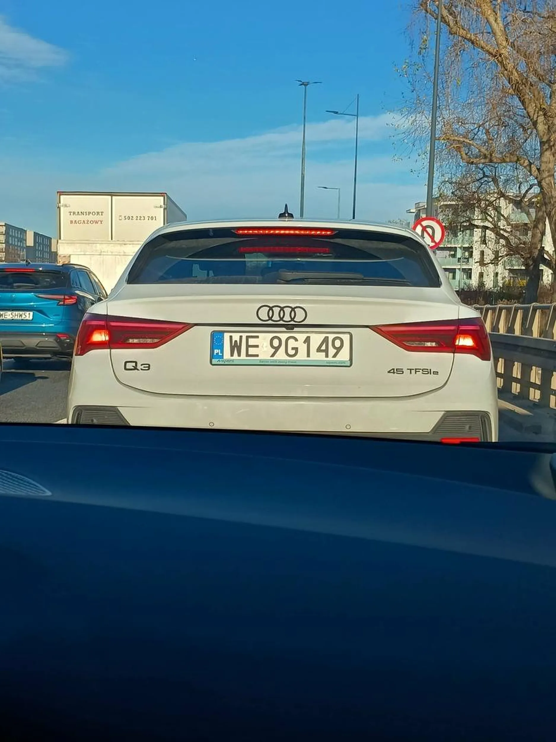Ma rozwalony prędkościomierz, jeździ buspasem około 90-100, zamiast dozwolonych 60. Jedź do serwisu, naprawić wóz. Nie masz też tak dużego, jak ci się wydaje. Jesteś zwykłym Q3, a nie autobusem.