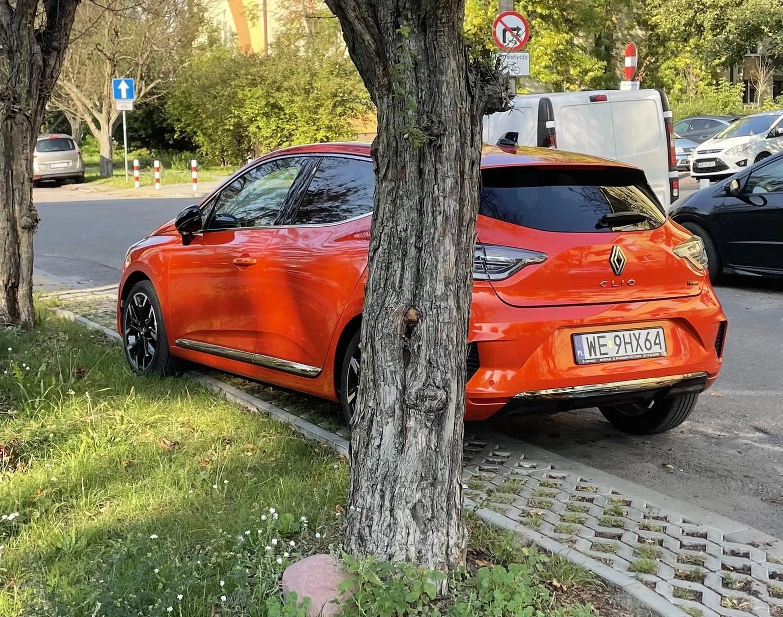 Parkowanie na dwóch miejscach jak ameba i jeszcze krzywo, totalny kutas