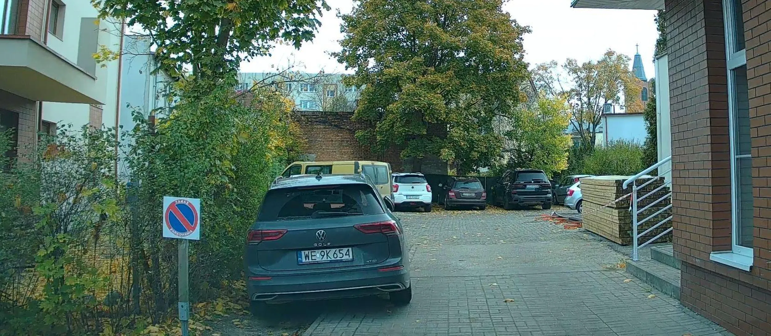 utrudnianie przejazdu i niszczenie zieleni