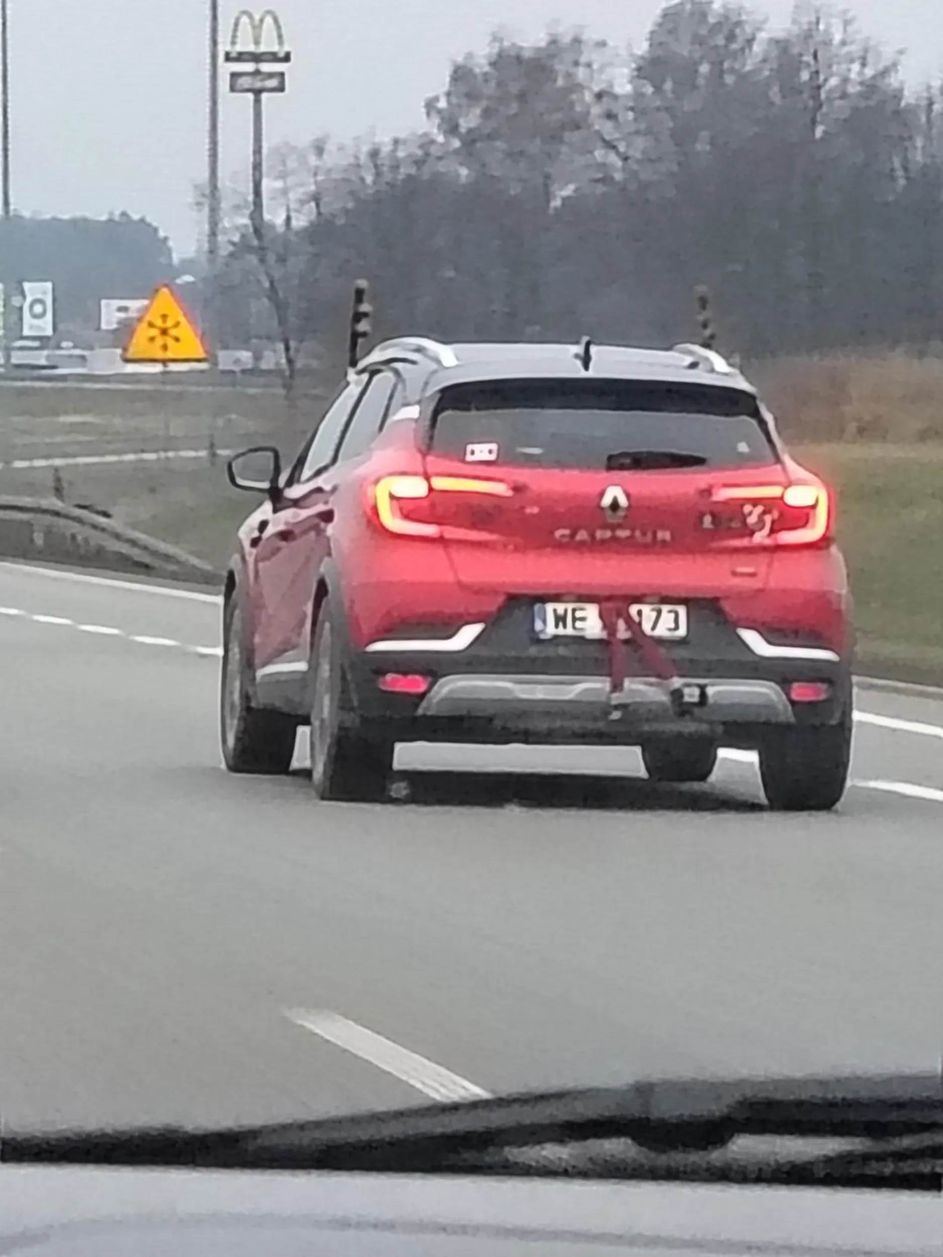 Pani kierowca zasłania rejestrację, bardzo nie ładnie tak łamać przepisy.