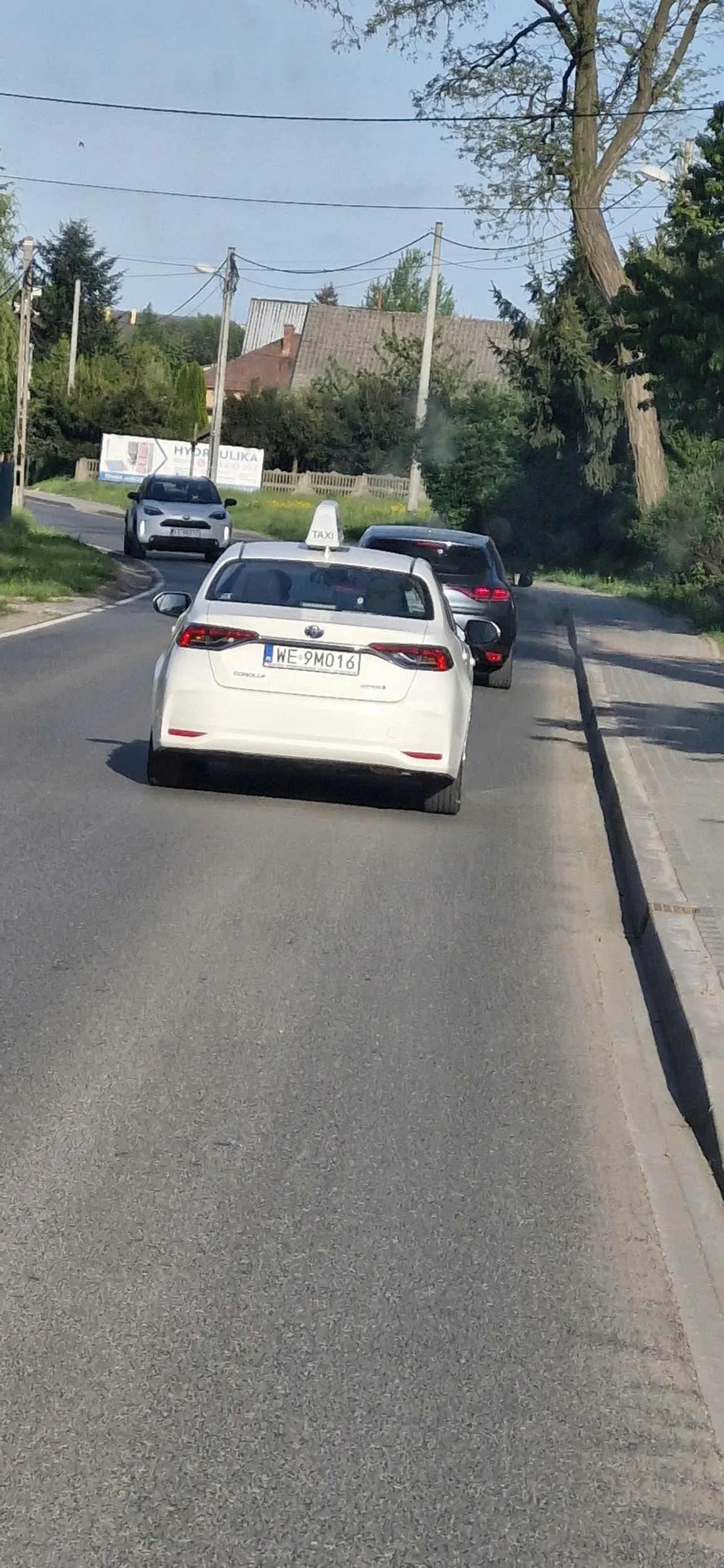 Wymusza pierwszeństwo