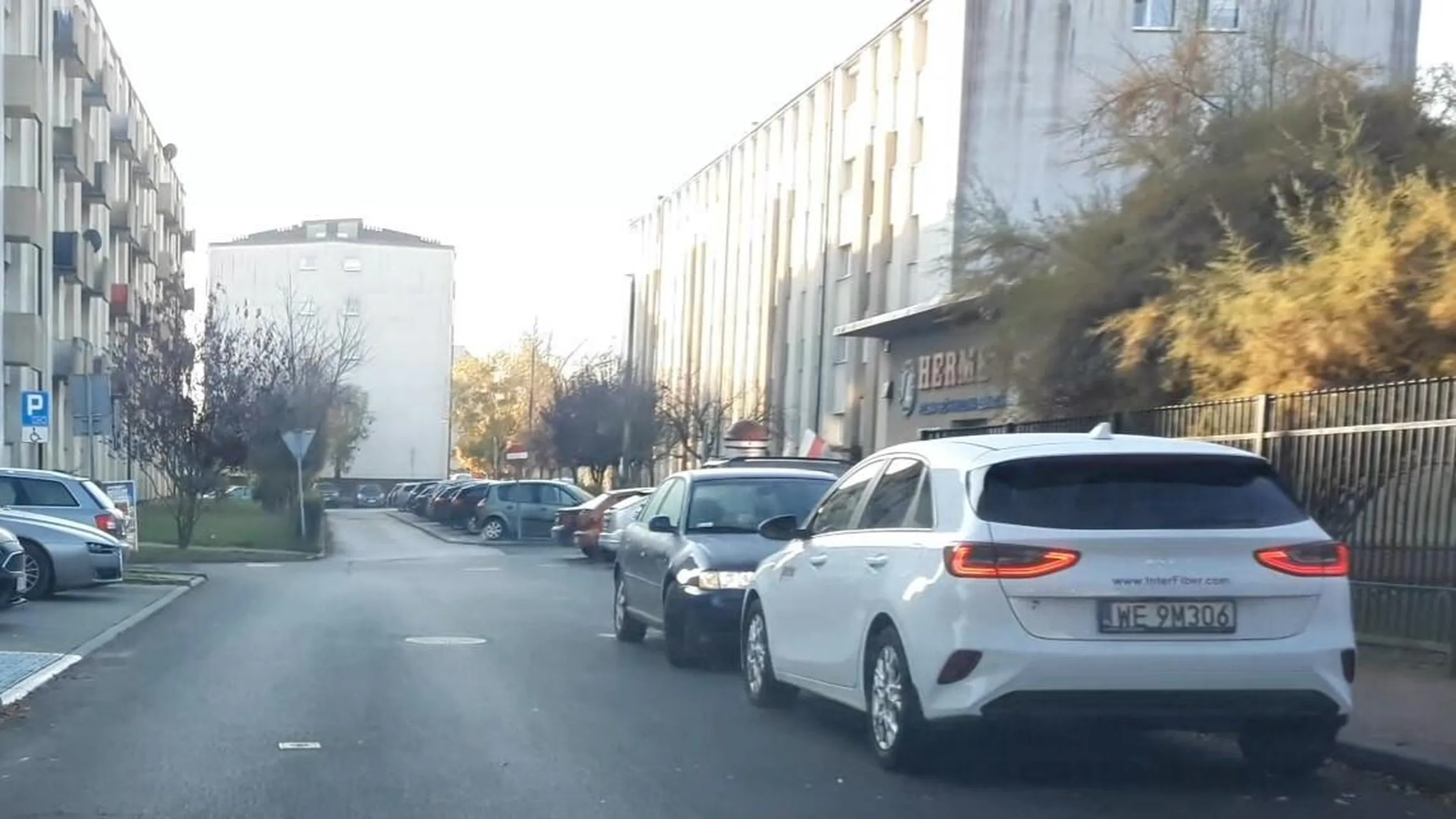 Parkowanie w strefie zamieszkania w miejscu do tego nie wyznaczonym, brak miejsca do wyminięcia się z innym pojazdem.