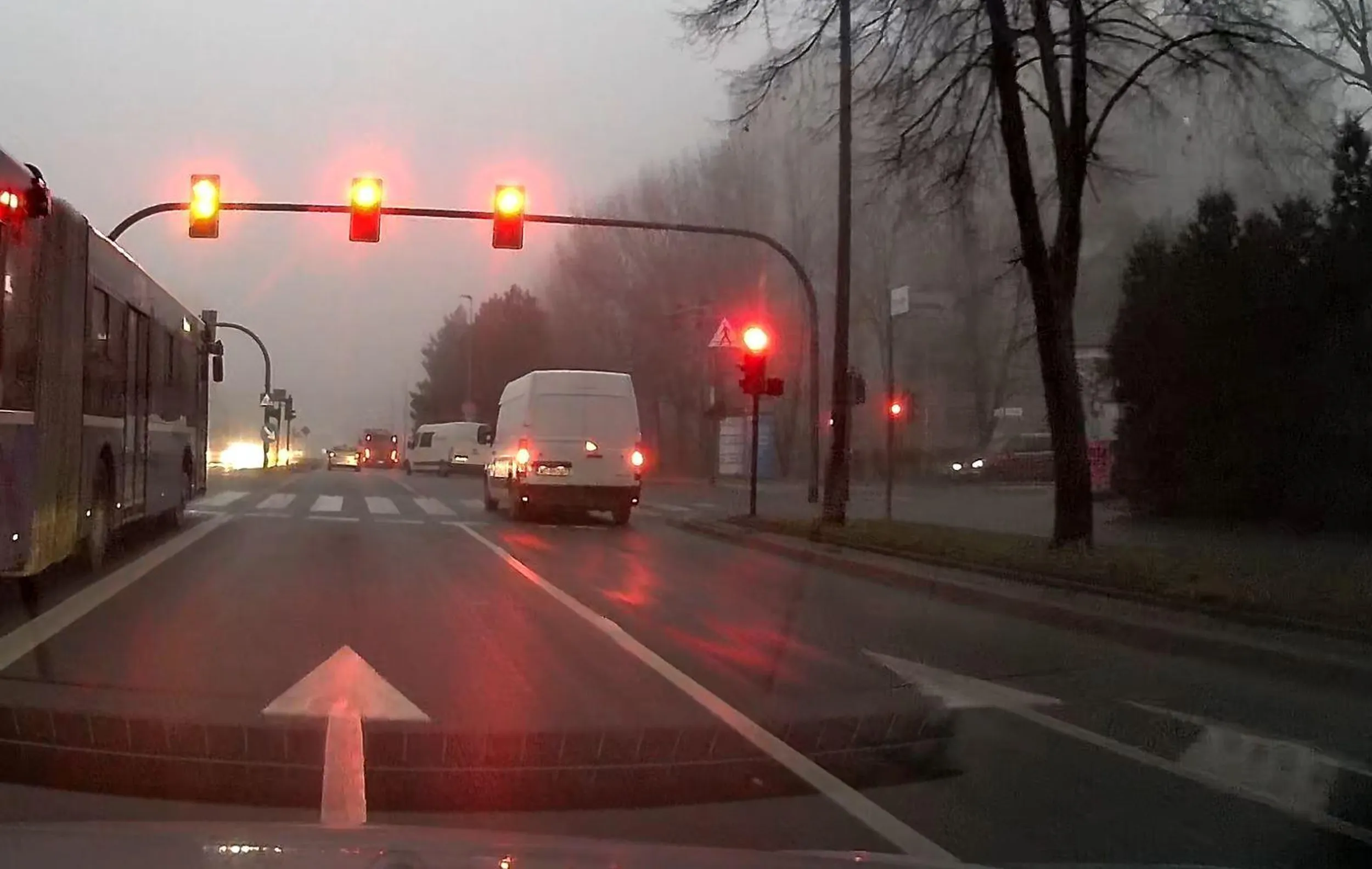 Nie dość, że zapierdziela w środku miasta we mgle, to jeszcze przepierdala czerwone i to nawet nie późne zółte