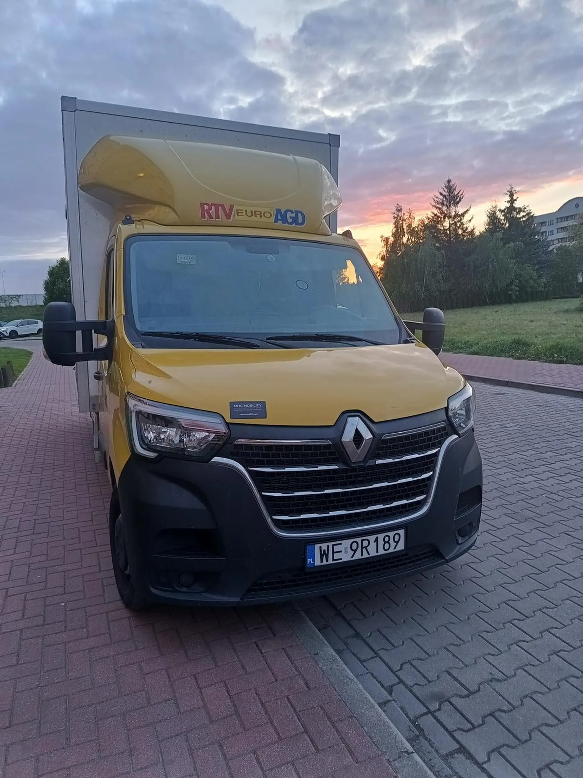 Parkowanie nielegalne na ulicy z zakazem zatrzymywania się i postoju.