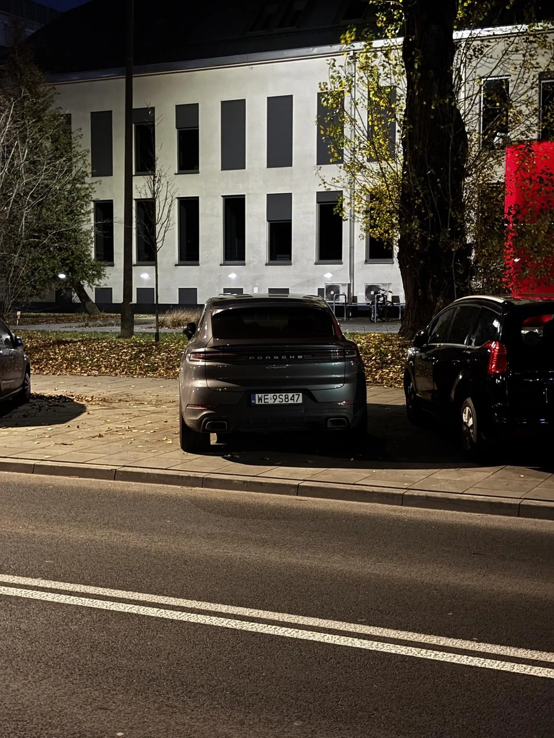 bez powodu hamuje przed autobusem. przez niego z fotela spadła kobieta, która została później zabrana przez karetkę.