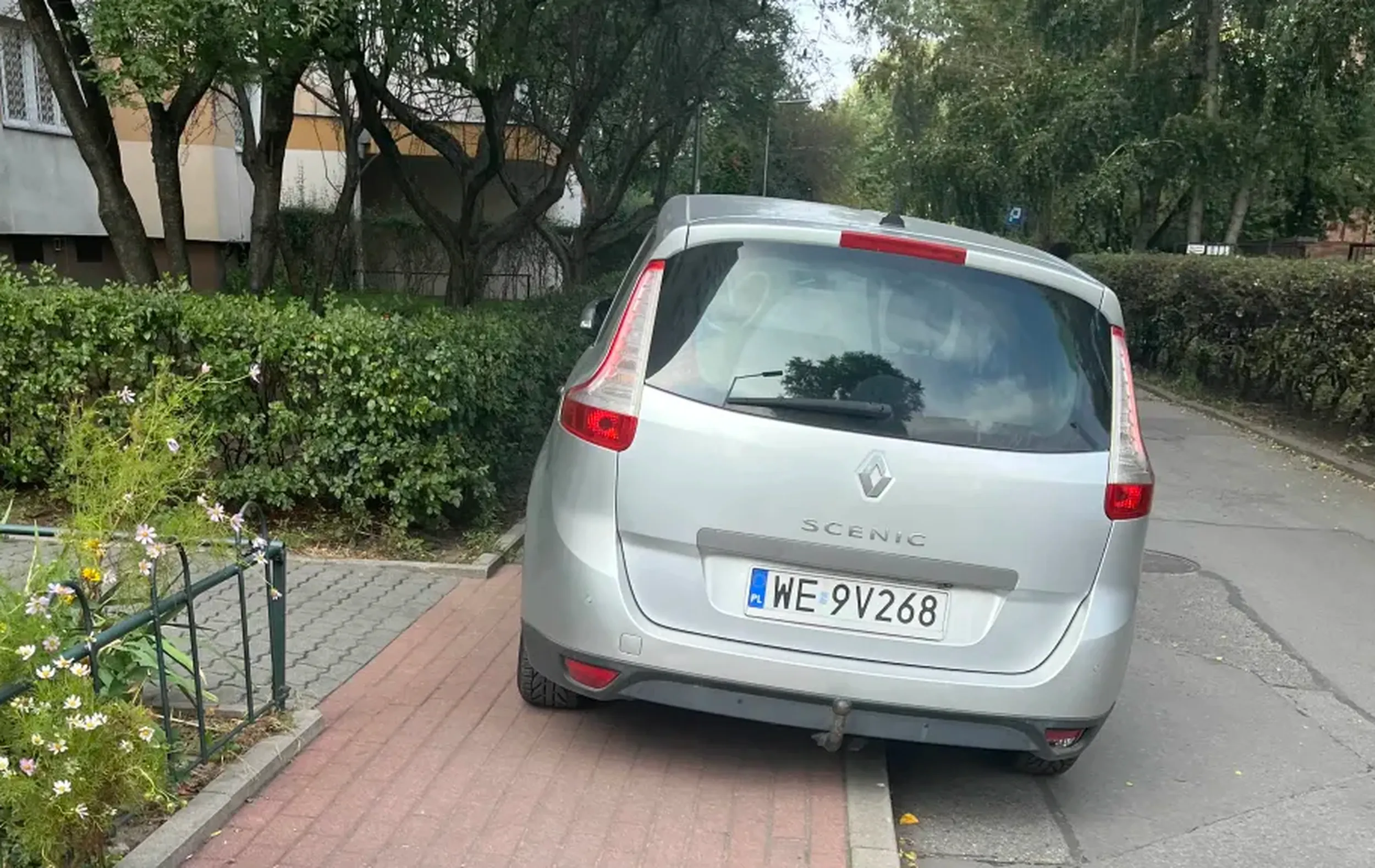 Niezła ladacznica parkująca jak principesa faken.