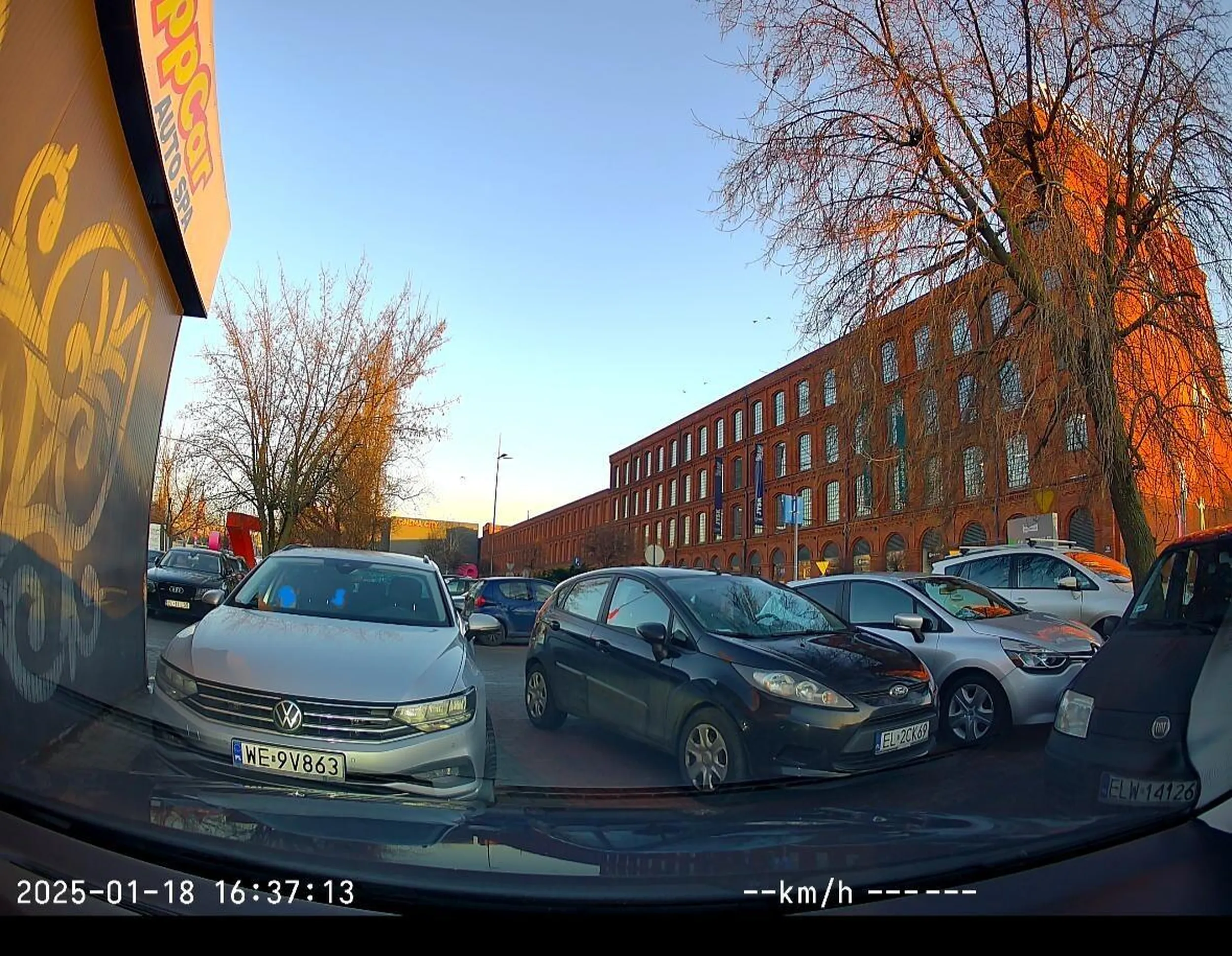 Intelektualna ruina parkująca w przejeździe