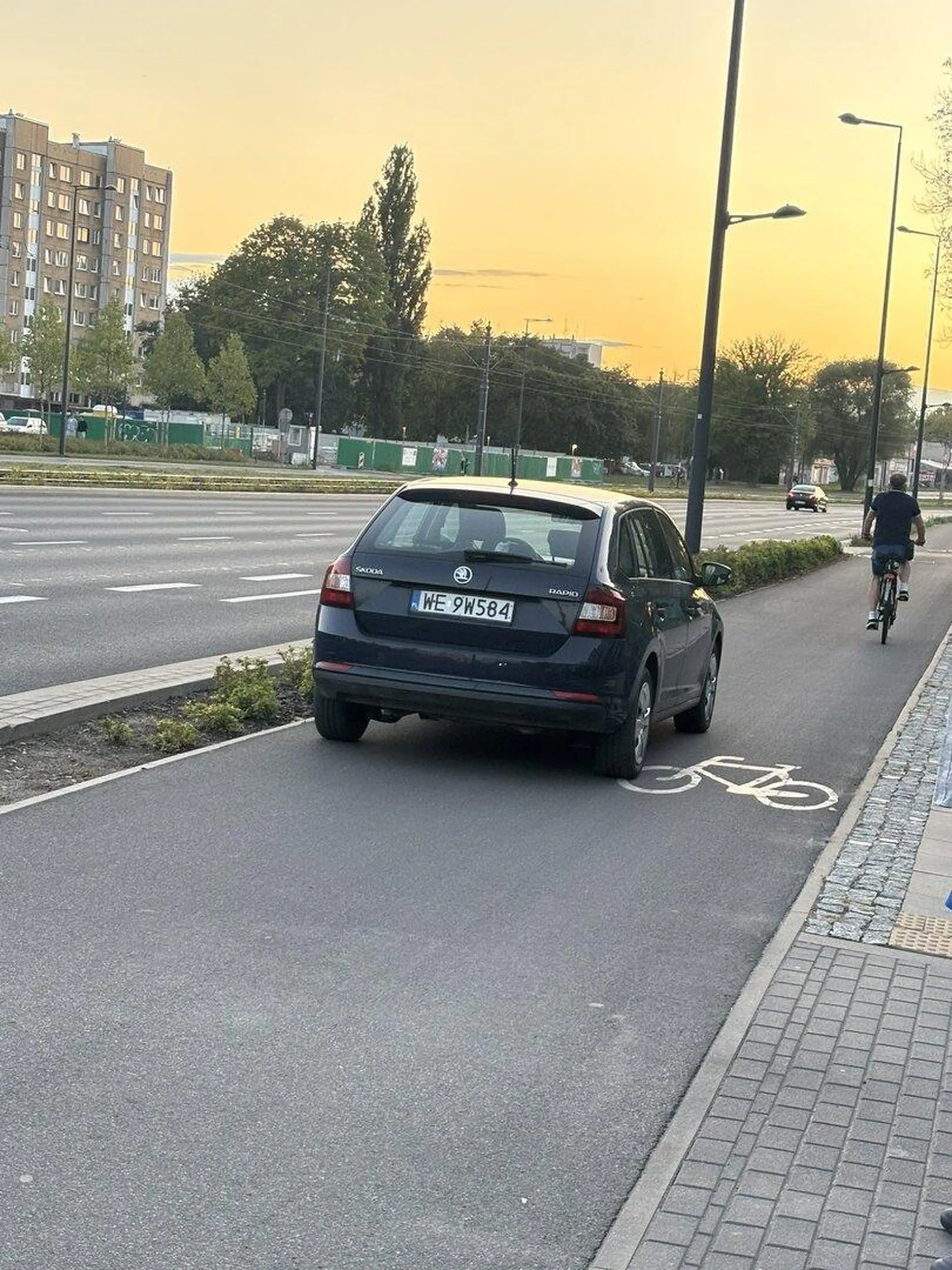 Mistrz parkowania na środku drogi rowerowej