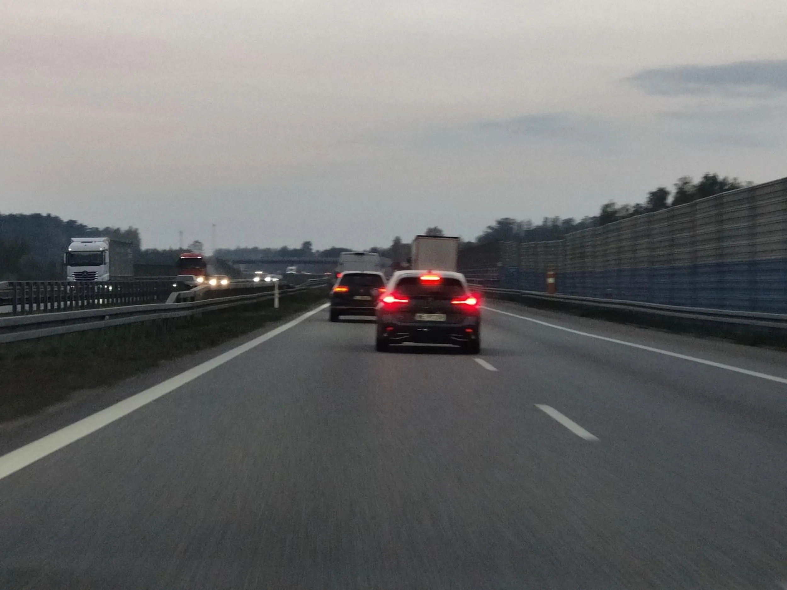 Psychol siedzi na dupie i pogania w korku na autostradzie, najpierw siadł nam na zderzaku, a teraz jedzie na dwóch pasach jednocześnie ? co za odpad