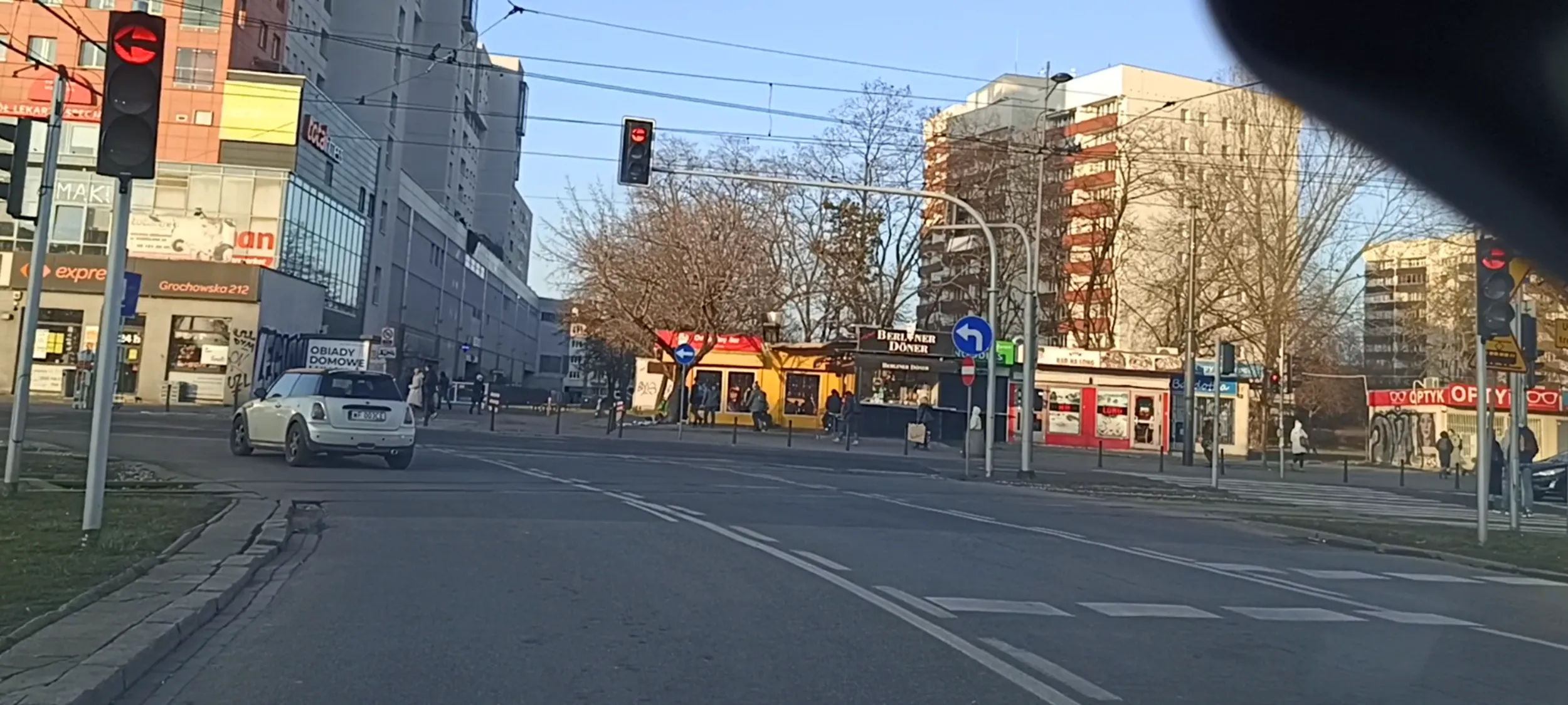 Bandyta drogowy przejeżdża przez skrzyżowanie na czerwonym sygnalizatorze świetlnym