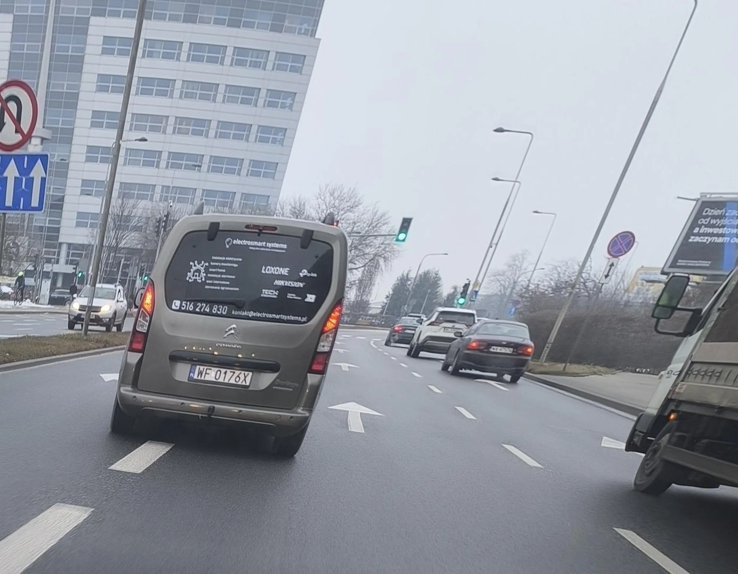 Wymusza pierwszeństwo, skręca w lewo że środkowego pasa. O włos od wypadku..