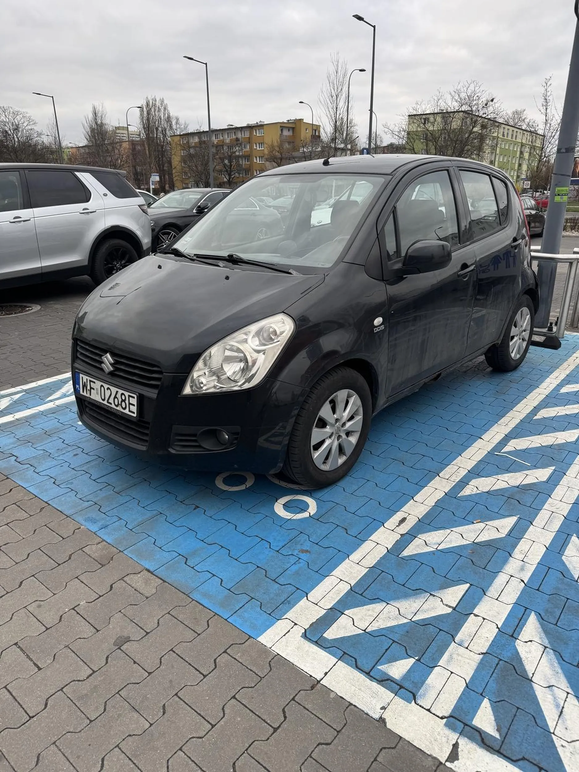 Zwykły dupek parkujący tam gdzie nie powinien i glupiomadry do tego