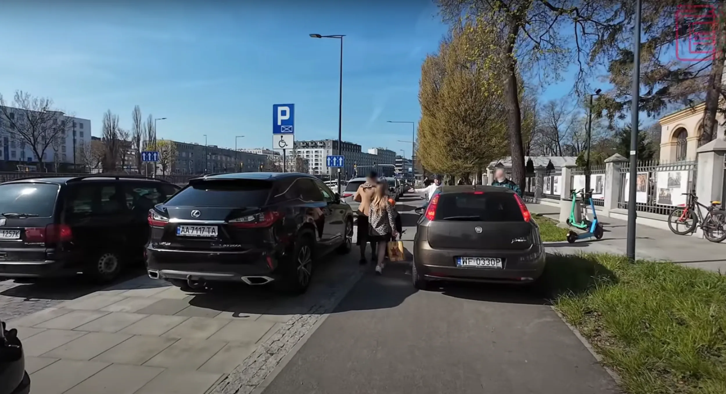 Jeździ po ścieżce dla rowerów