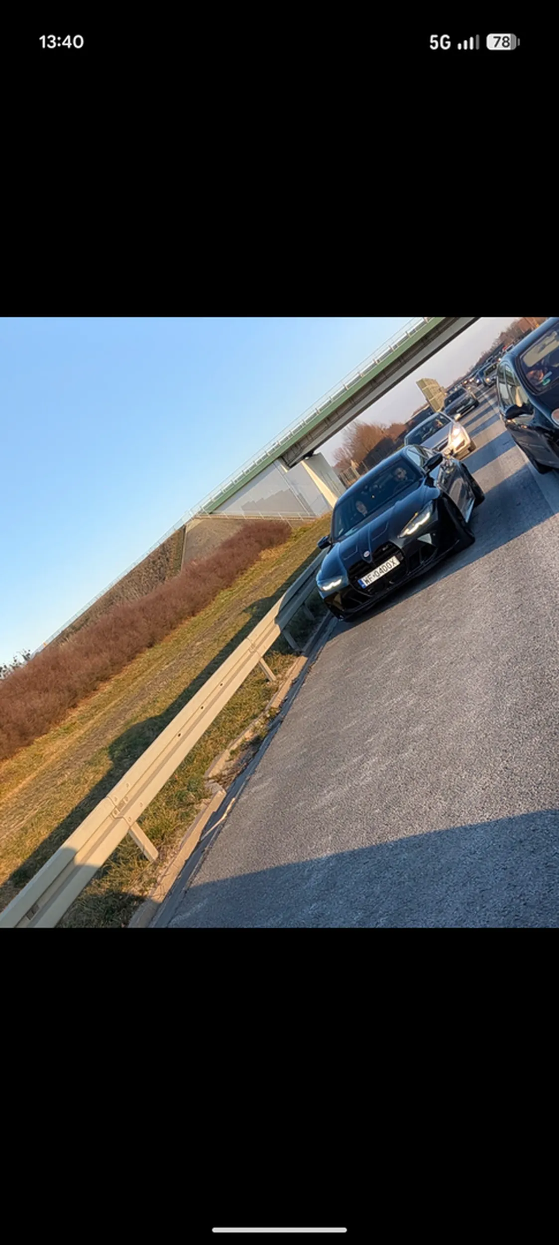 Pieniążki mózgu nie dają. Pędził 100 na godzinę pasem awaryjnym