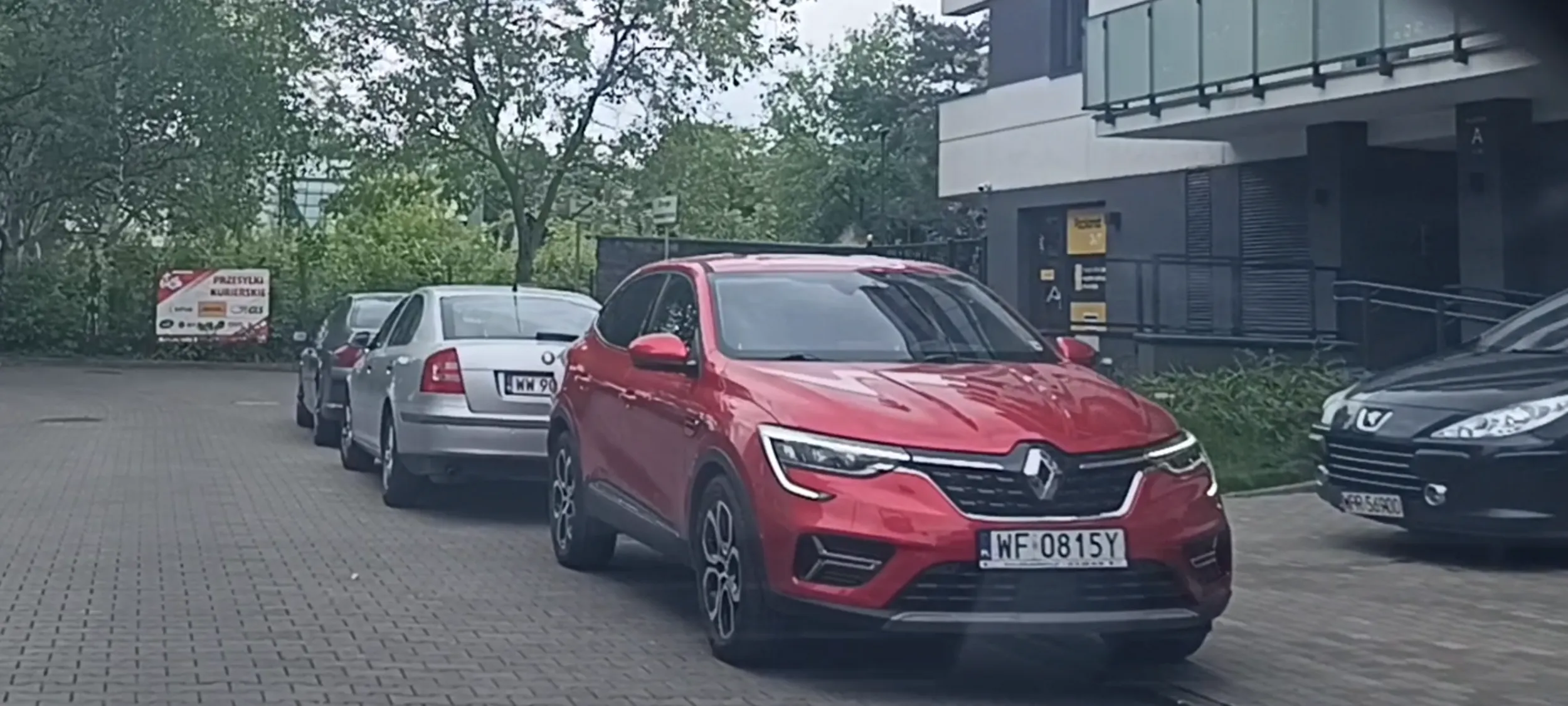 Wieś parkuje na chodniku na ulicy z zakazem zatrzymywania się i postoju