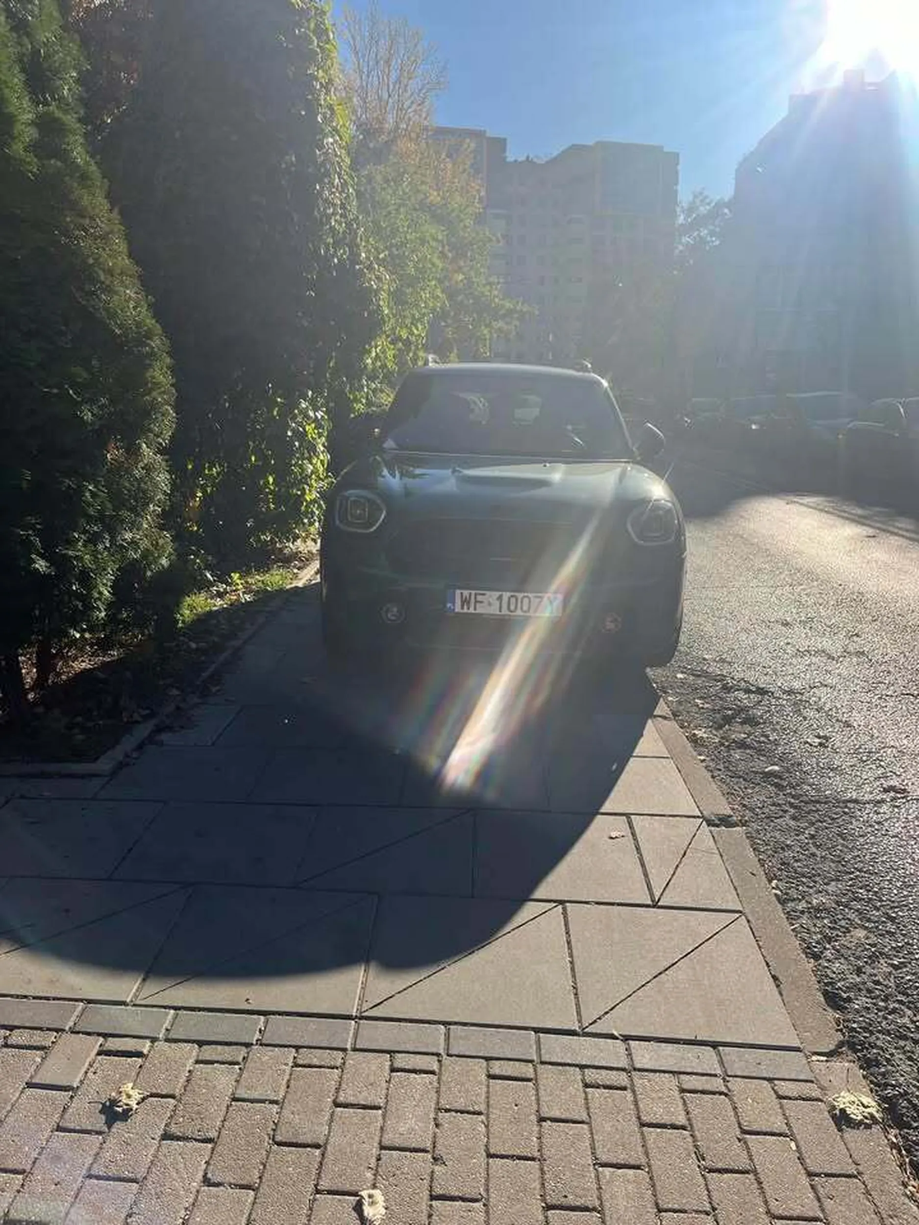 "Nie dość że całkowity zakaz parkowania na całej długości ulicy to nawet przejścia nie zrobił" Warszawa ul. Etiudy Rewolucyjnej 18