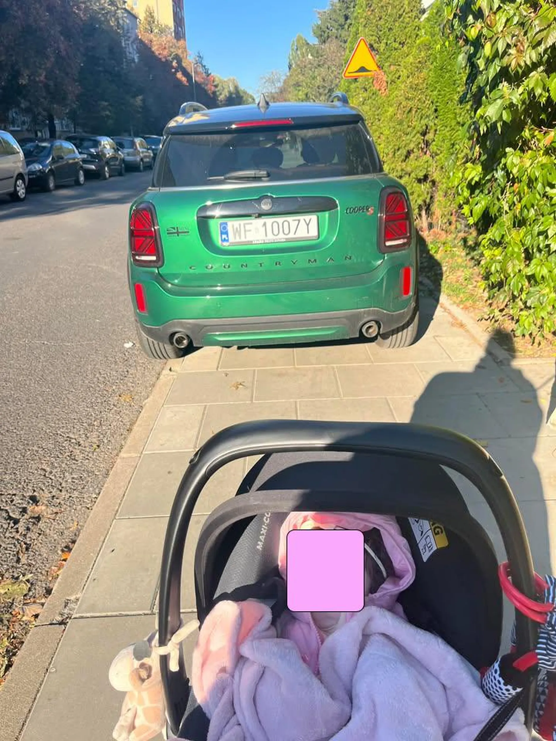 "Nie dość że całkowity zakaz parkowania na całej długości ulicy to nawet przejścia nie zrobił" Warszawa ul. Etiudy Rewolucyjnej 18