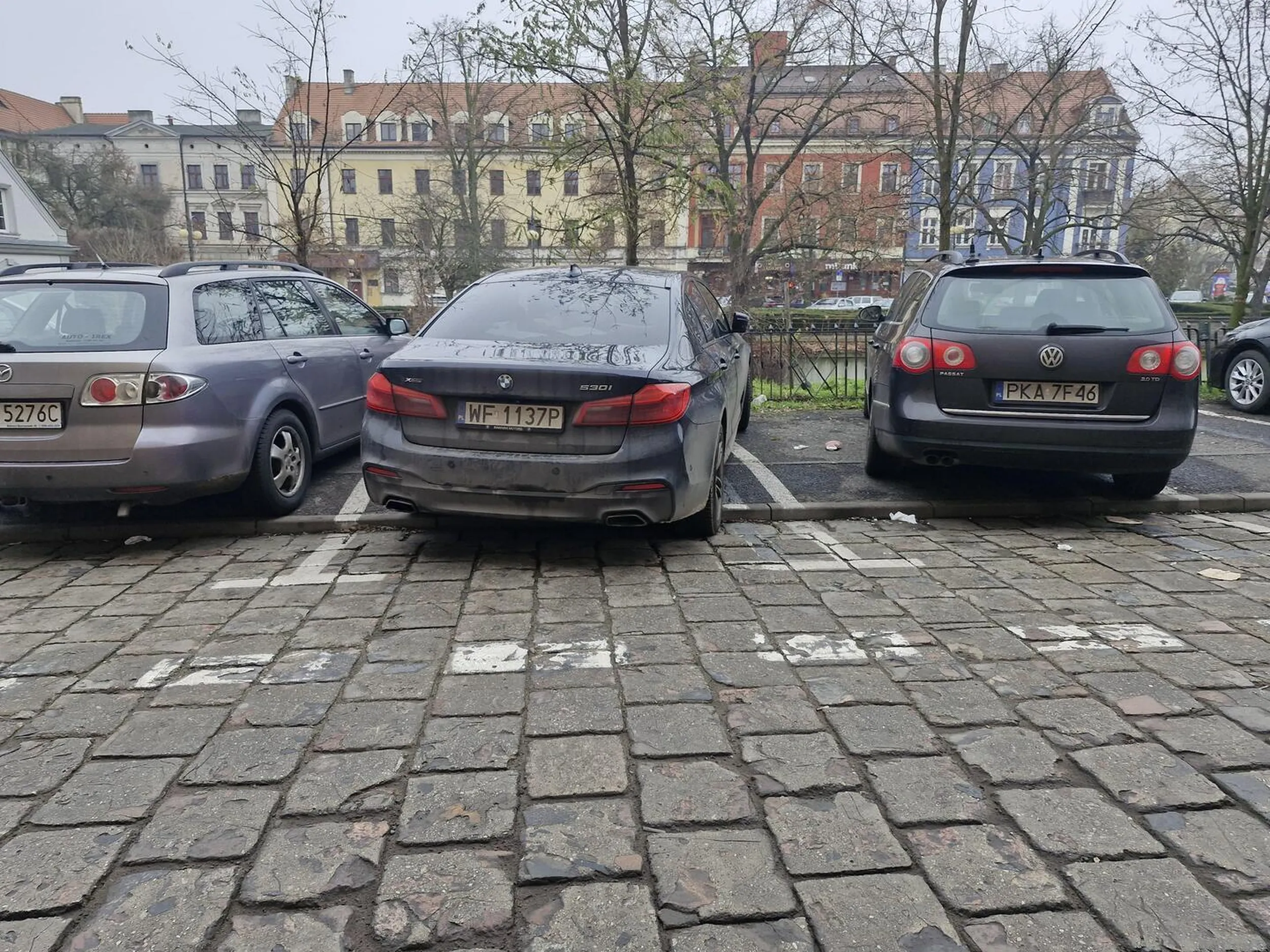 Biedniejsza wersja bmw bez skrętnej tylnej osi niestety...