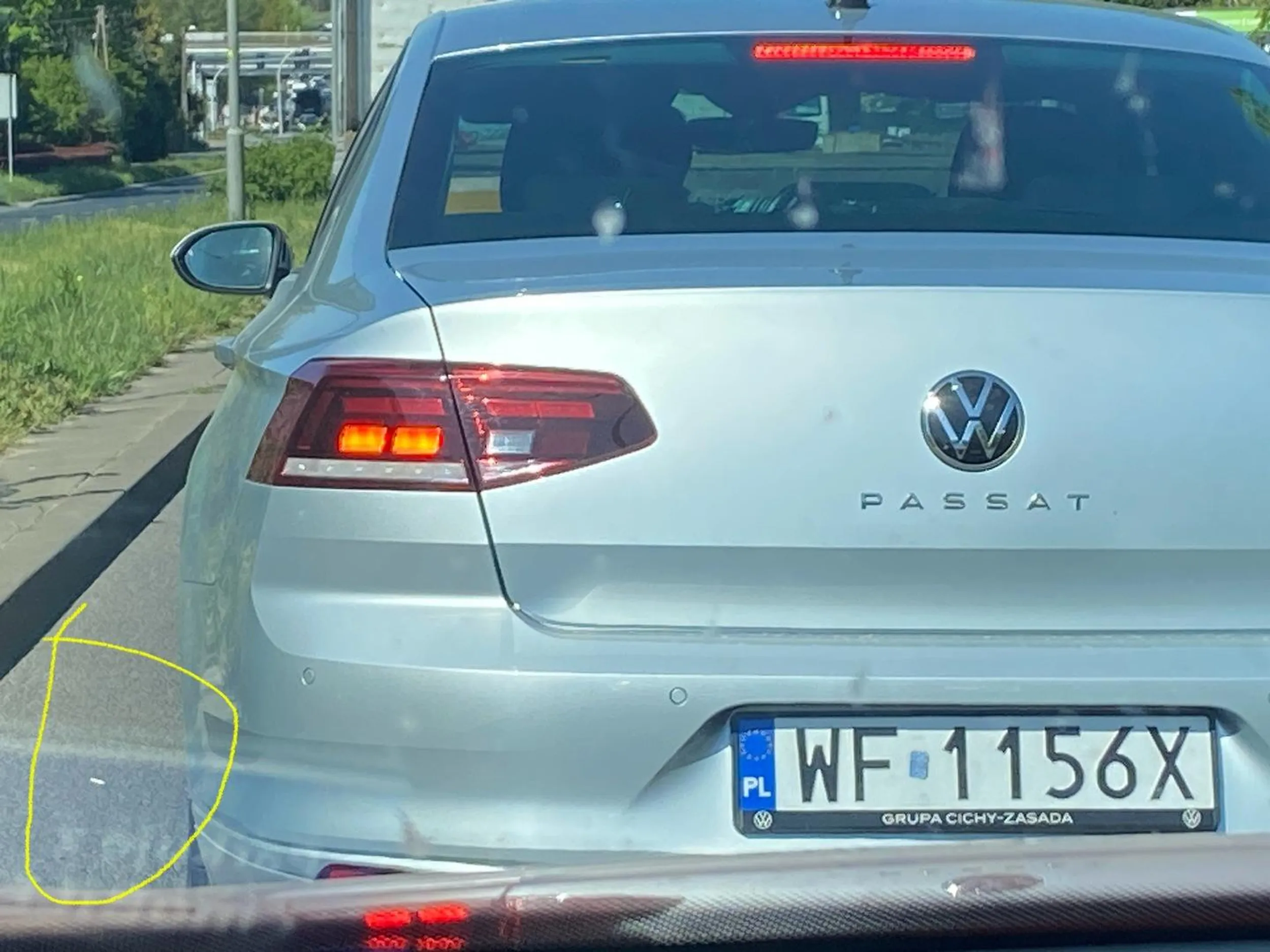 Śmieciarz wyrzuca pety za okno