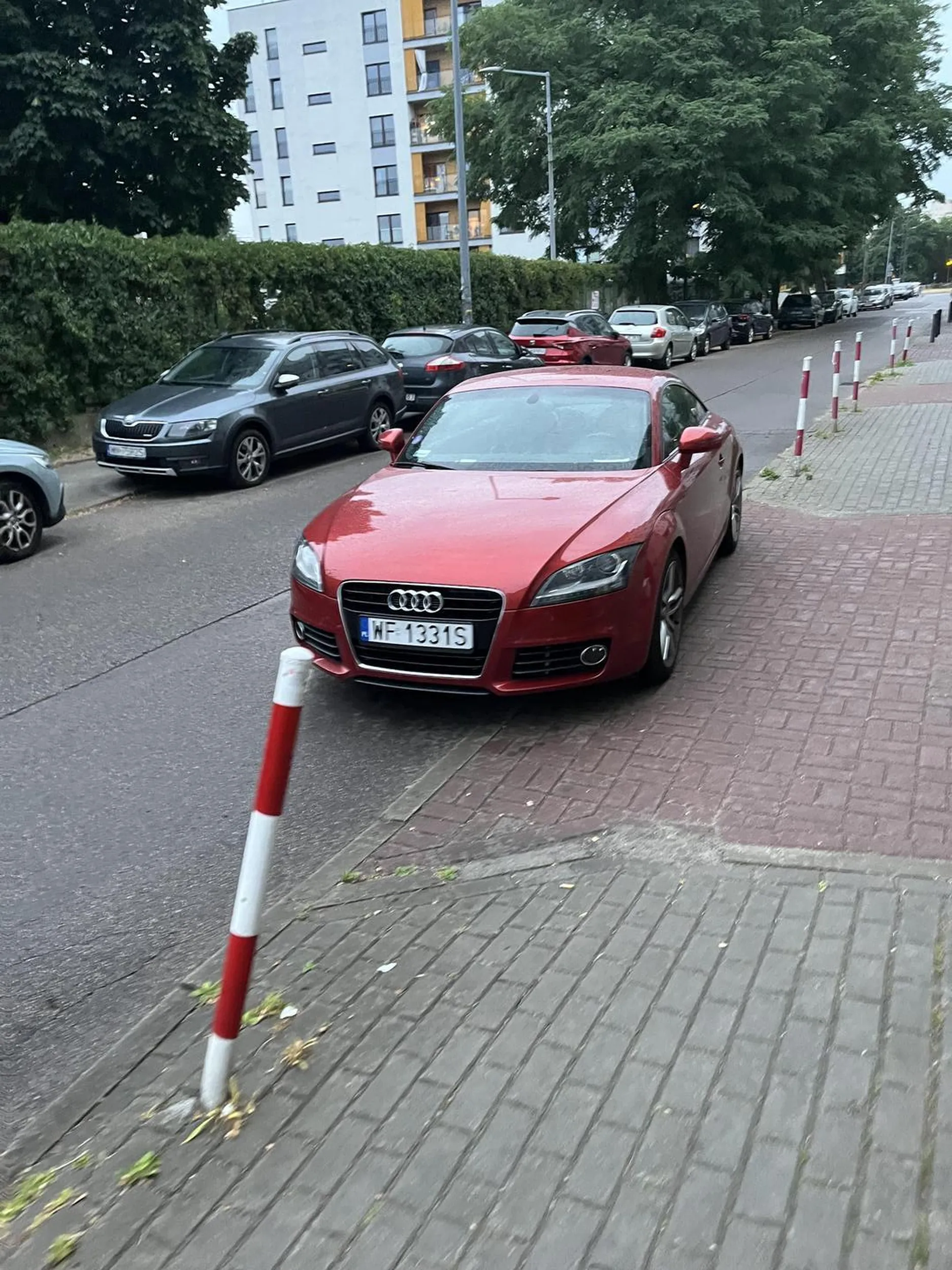 Trzeba było w ogóle zaparkować na środku ulicy, tak by nikt nie mógł przejechać, nie dość że w bramie to jeszcze nawet prosto nie umiesz parkować