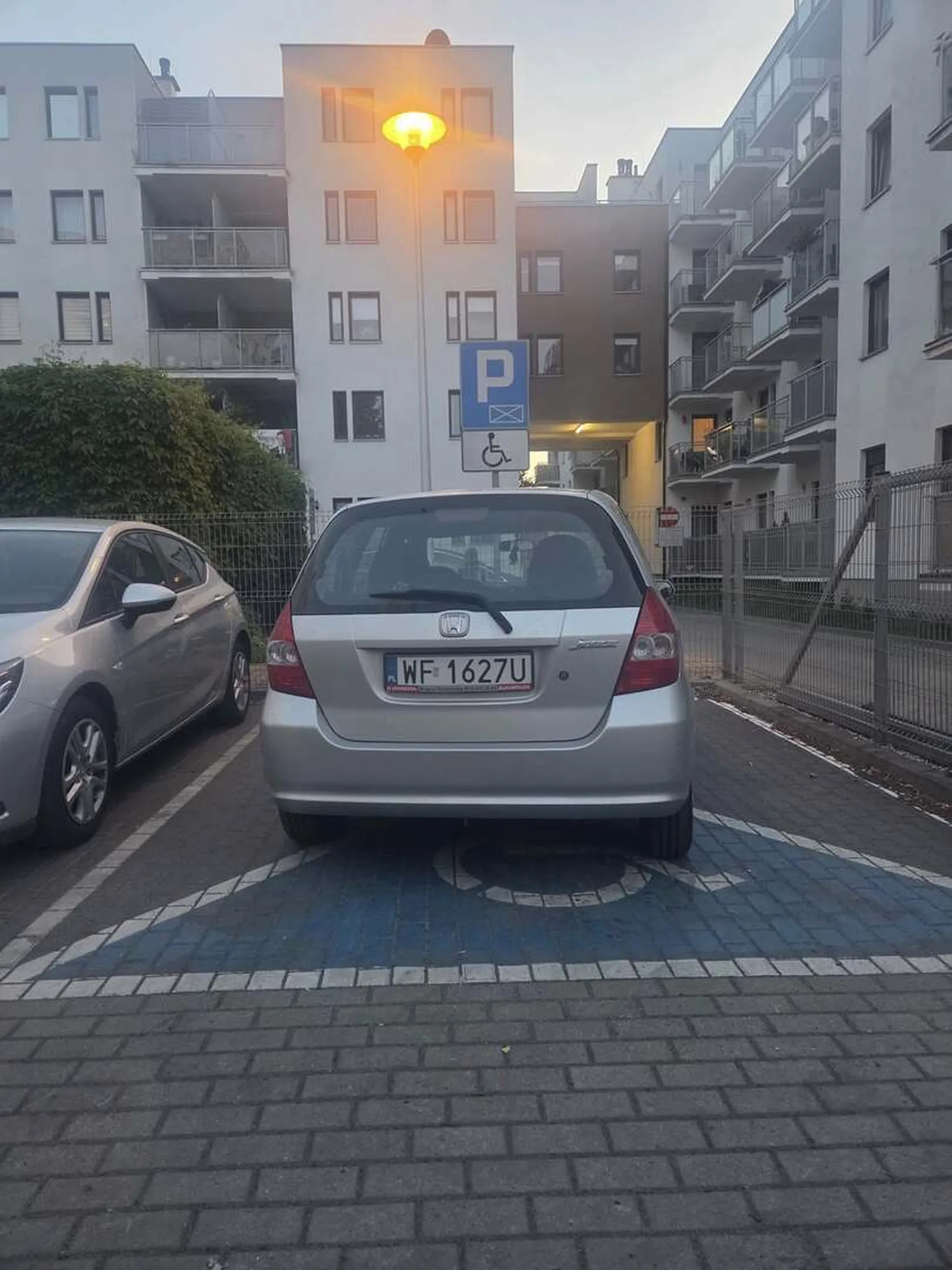 Od jakiegoś czasu parkuje tu młoda dziewczyna nie posiadając karty, a ja kiedy tą kartę posiadam nie mam niestety gdzie zaparkować ponieważ inne miejsca też są zajęte przez auta które takich uprawnień nie mają. Nie pozdrawiam