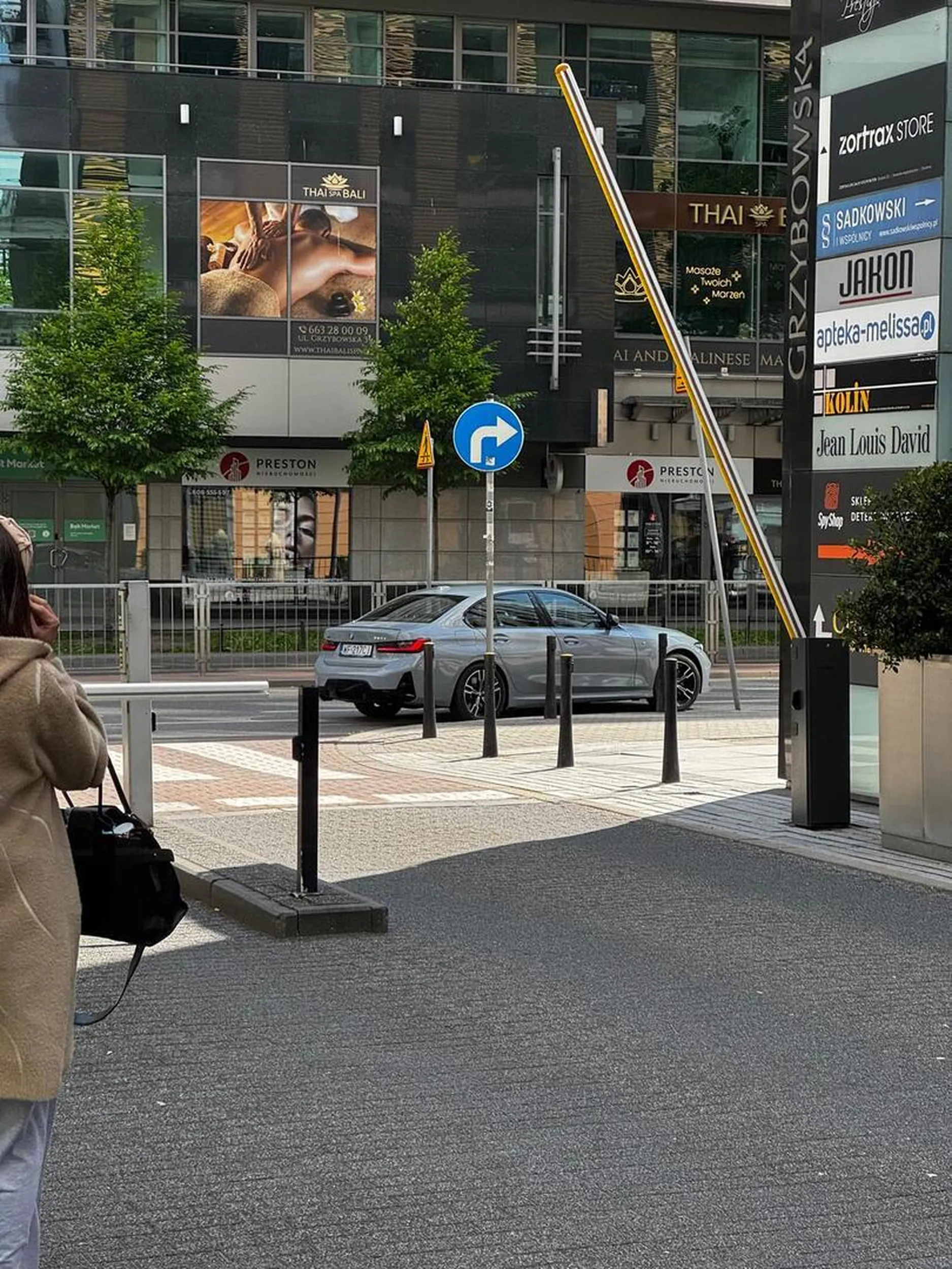 Jechał z szaloną prędkością na parkingu, który był jednocześnie strefą dla pieszych, i nawet nie miał zamiaru hamować przede mną. prawie mnie przewrócił i przeklął