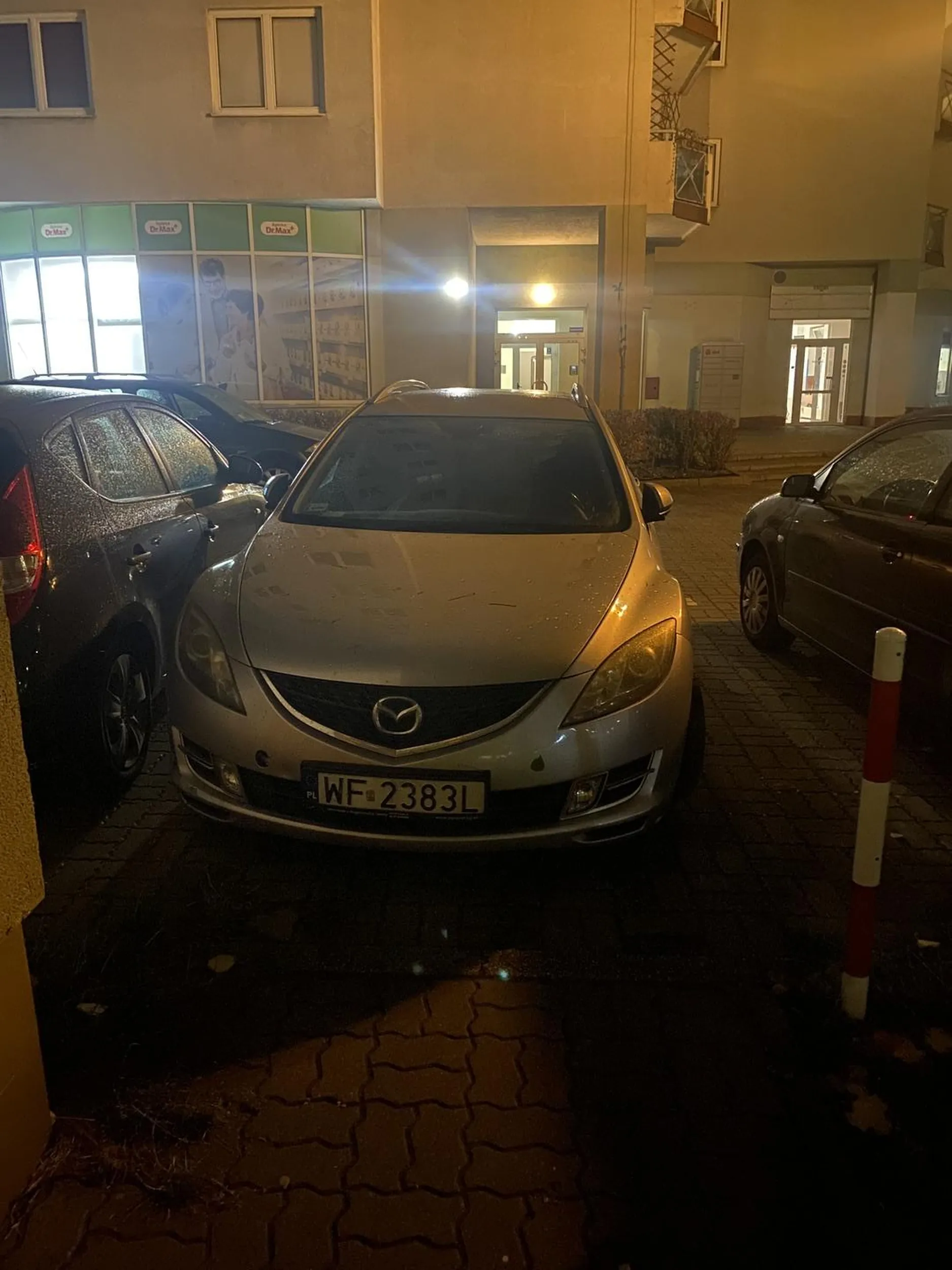 Zastawia beszczelnie chodni i jedyne przejscie dla pieszych