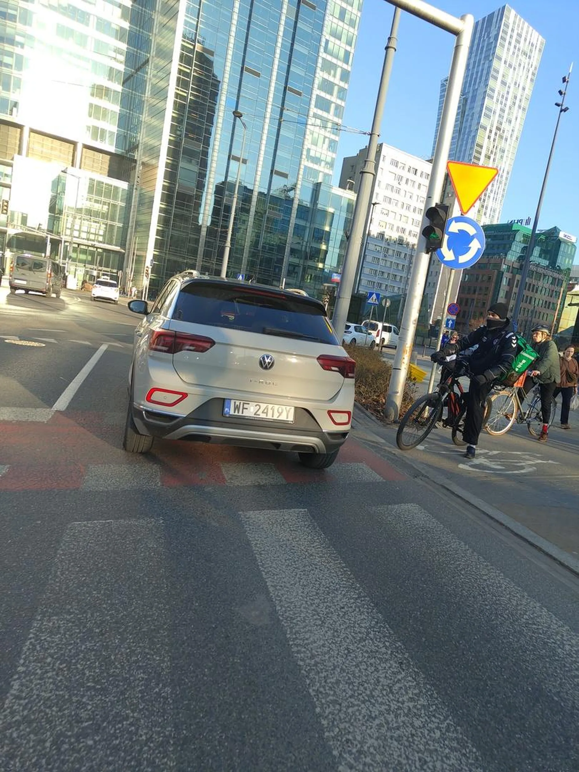 Głupia pinda jedzie i się bawi telefonem.