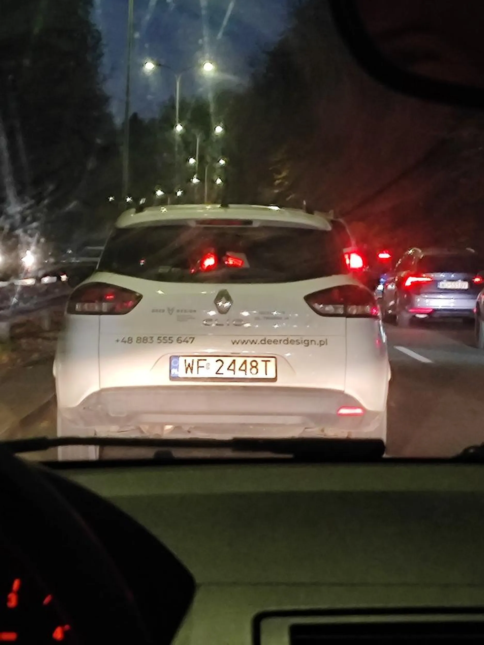 Jeździ bez świateł, świat zwiedza po omacku