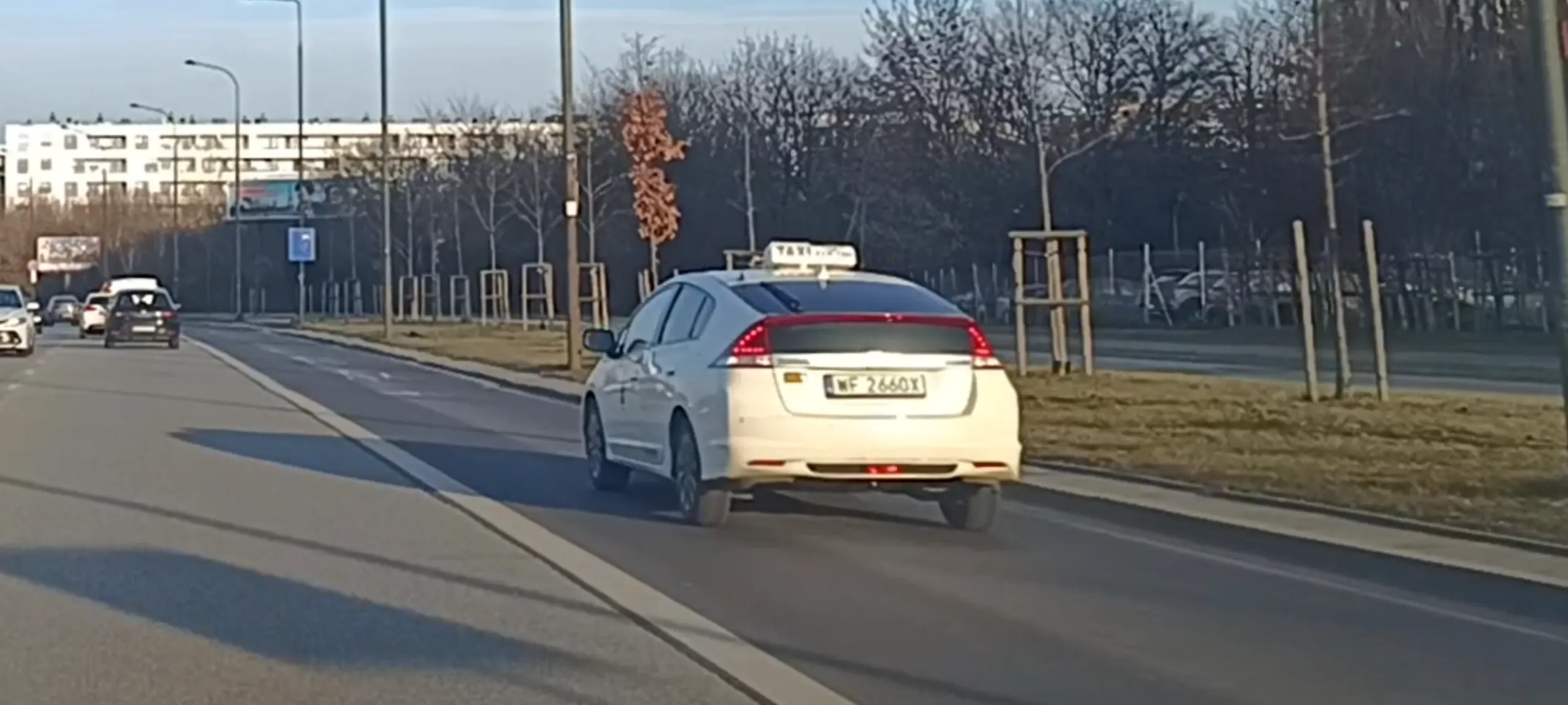 Bandyta drogowy w taxi pewnie nielegalny  z Gruzji pędzi 90kmh w miejscu ograniczenia prędkości do 60kmh.