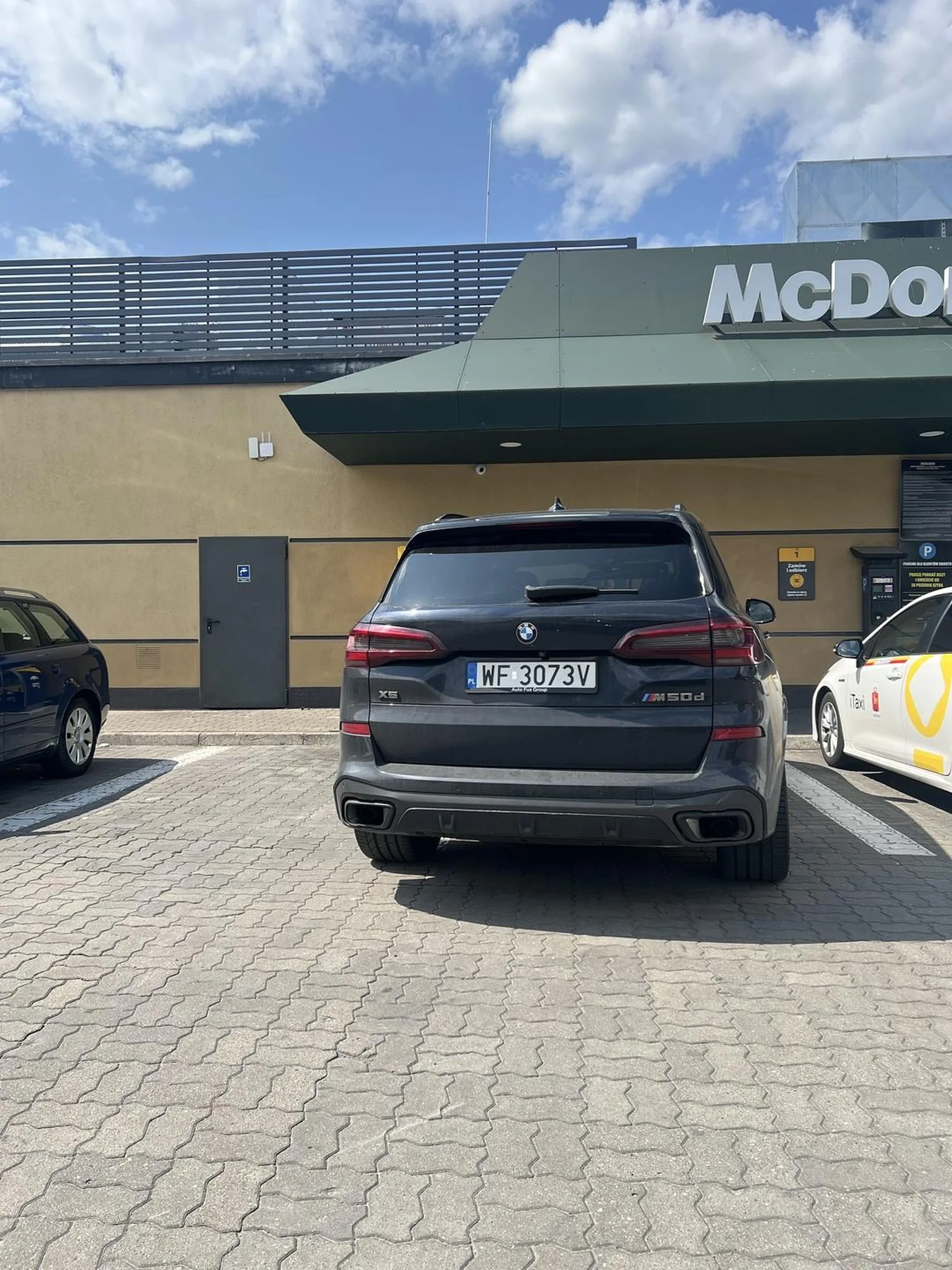 Łysy karzełek w dużym aucie nie potrafi parkować, ale za to ma zagazowanego szrota z 500 k przebiegu i srebrny łańcuch. Braki we wzroście i owłosieniu uzupełnia dodatkowym chromosomem.