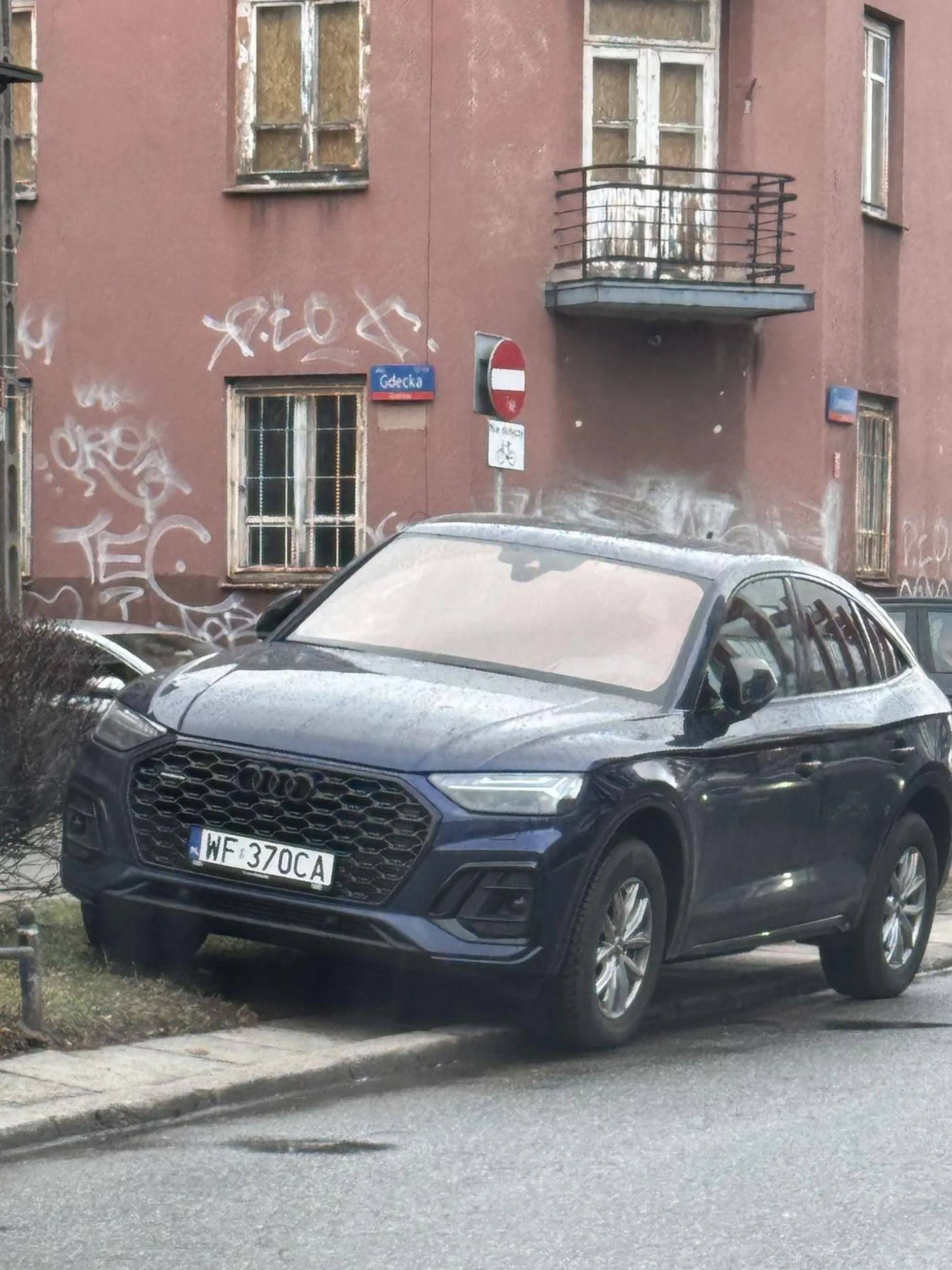 Trawnik??? Przecież nie jej/jego.