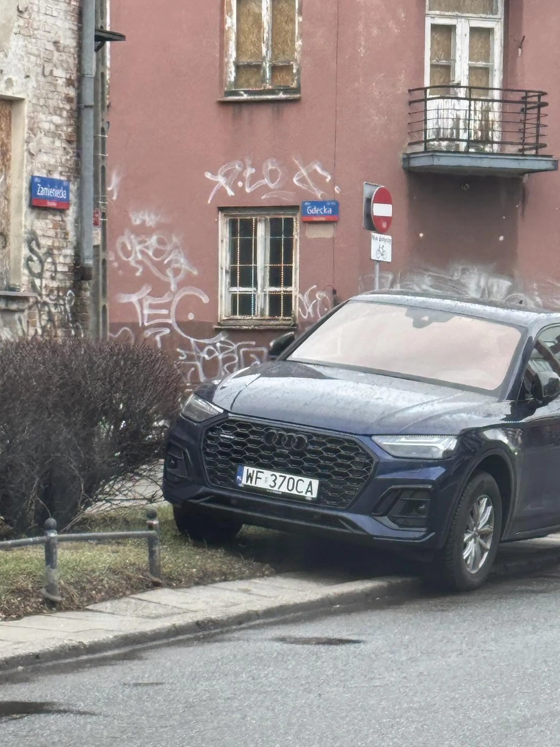 Trawnik??? Przecież nie jej/jego.