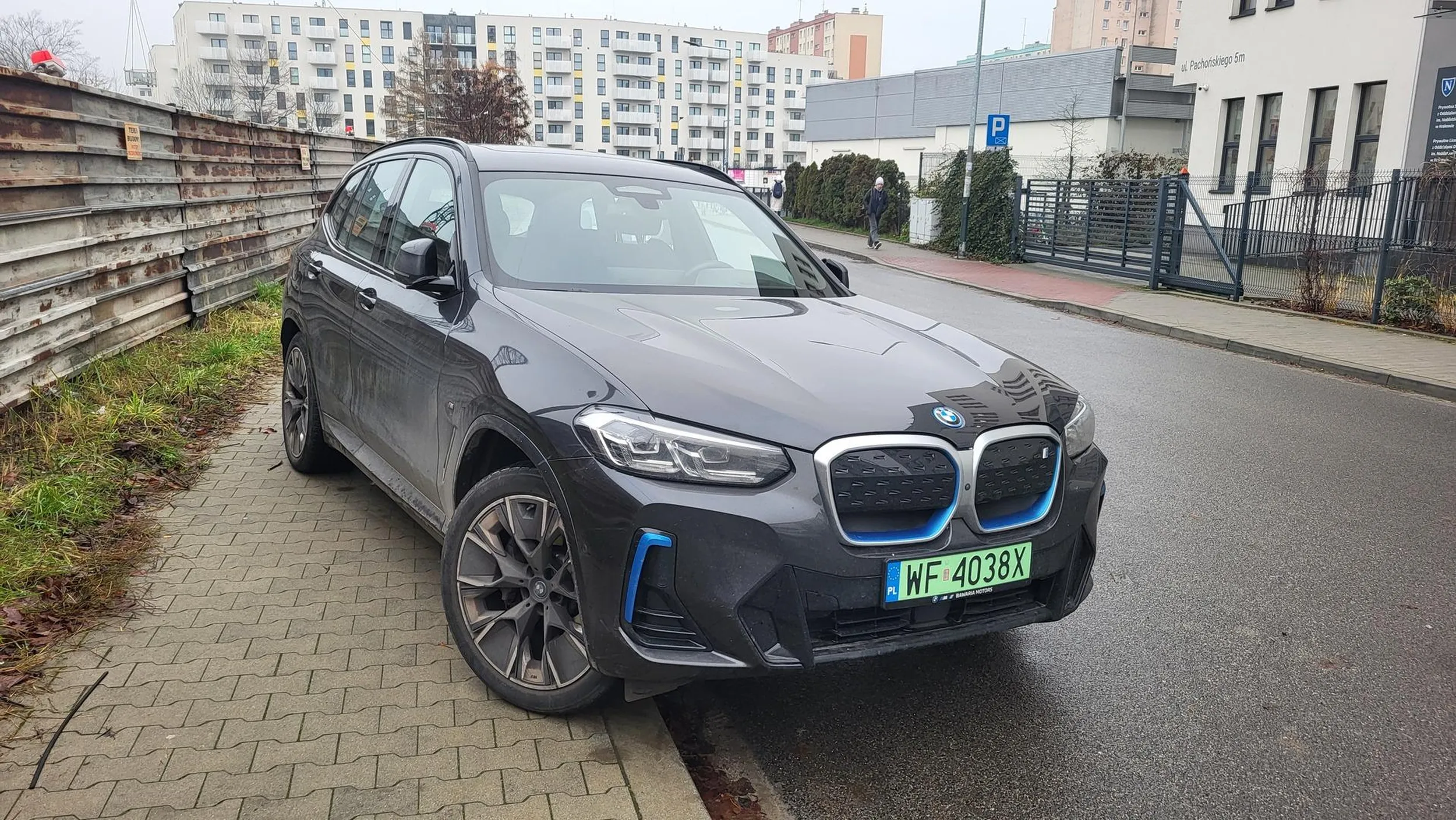 Pani ewidentnie nie umie parkować... Nie dość że na zakazie to jeszcze blokując przejście...