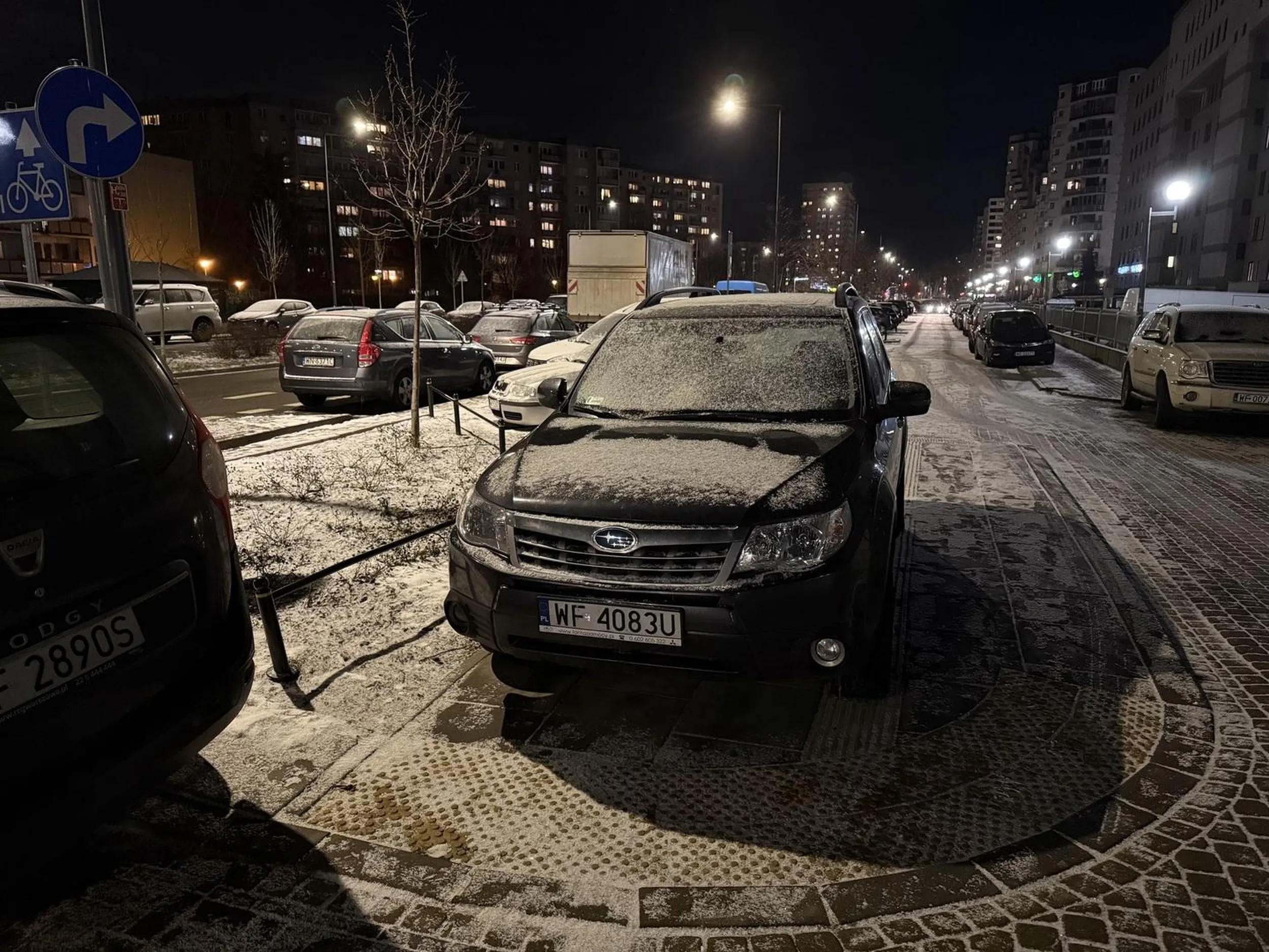Kolejny parkujący na chodniku