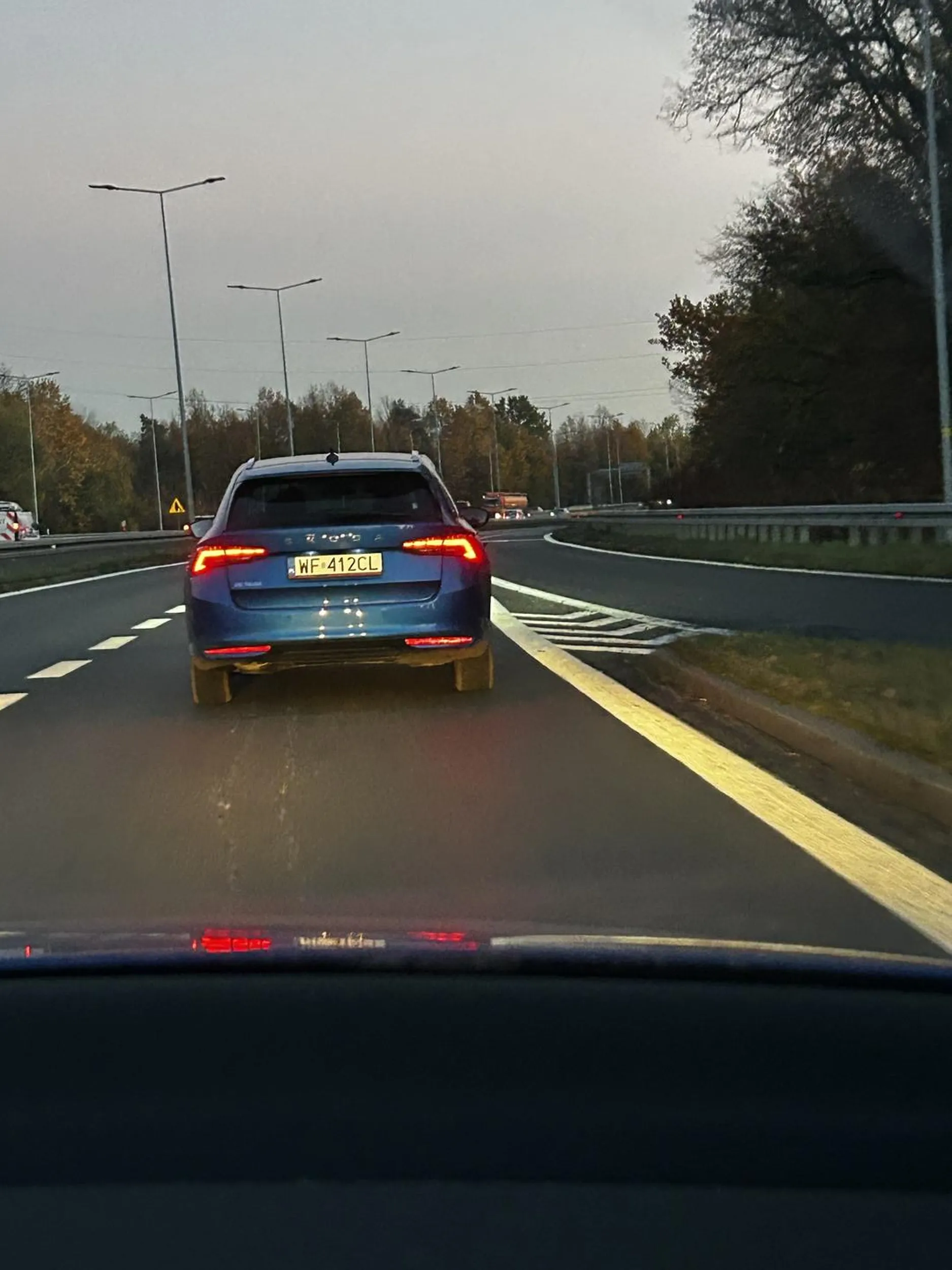 Nietrzeźwy i nieobliczalny kierowca jeżdżący od jednej krawędzi drogi do drugiej ewidentnie jest z nim coś nie tak