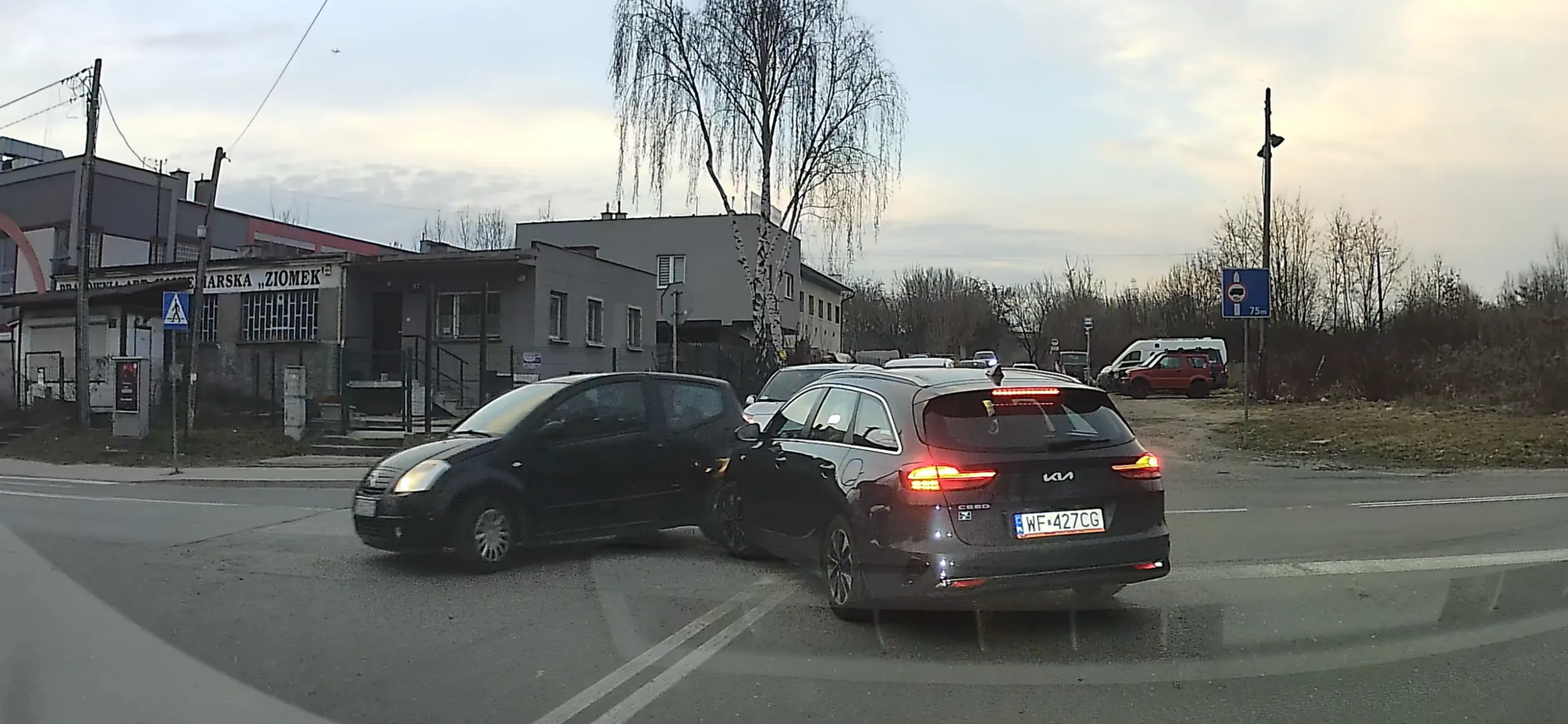 9 marca 2025 (kia ceed) o 17:15 na skrzyżowaniu w Krakowie uszkodził auto (wymuszając pierwszeństwo) i uciekł. Sprawa zgłoszona na policję razem z nagraniem ze sklepu obok